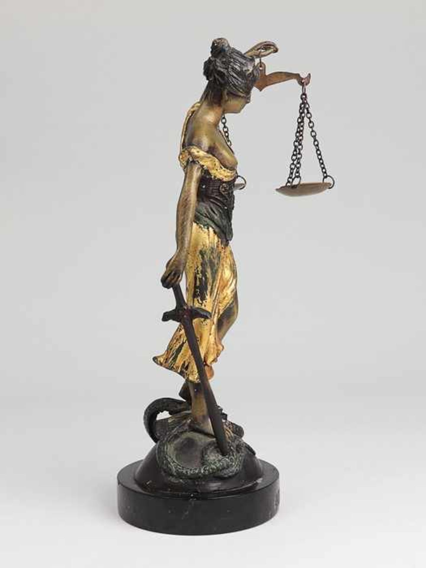 Statuette20.Jh., Metallguss, partiell goldstaff., Justitia - Göttin der Gerechtigkeit m. Attributen, - Image 3 of 9