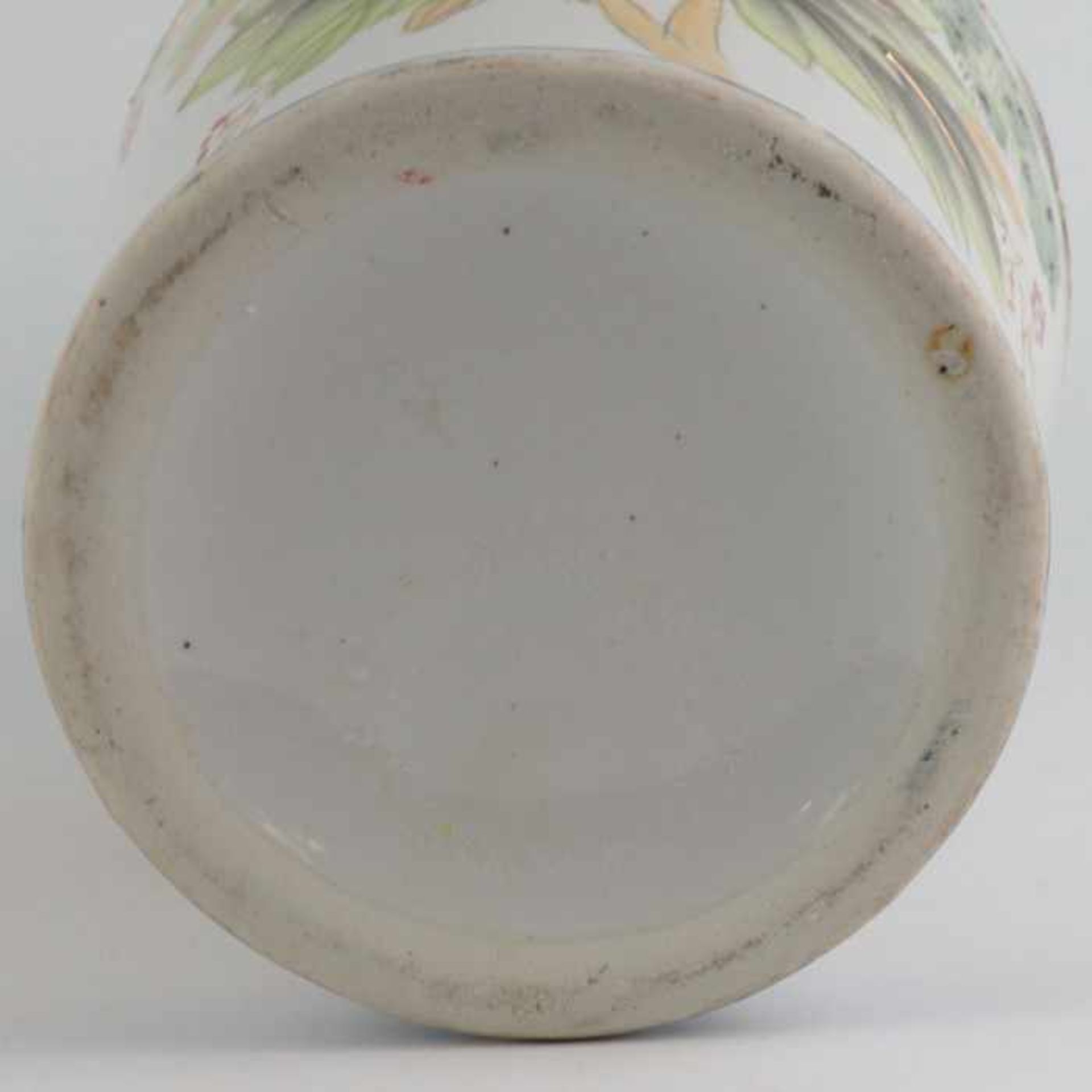 VasePorzellan, Wandung umlaufend polychrom bemalt, Pfau- u. Blumenmotive, runder Stand, konischer - Image 3 of 3