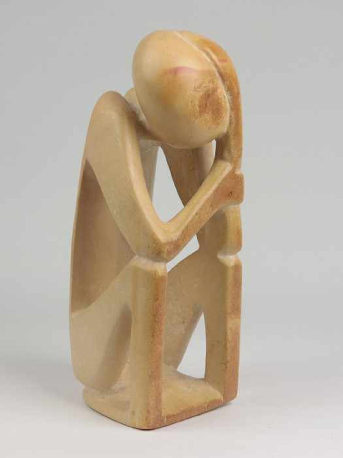 Shona-Skulptur20.Jh., Simbabwe, heller Stein, vollplastische Figur eines sitzenden Denkers,