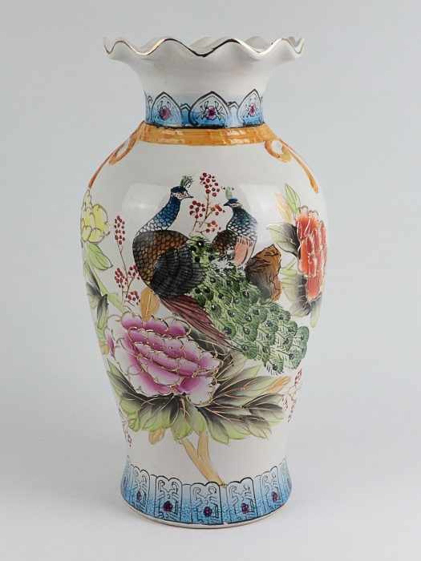 VasePorzellan, Wandung umlaufend polychrom bemalt, Pfau- u. Blumenmotive, runder Stand, konischer