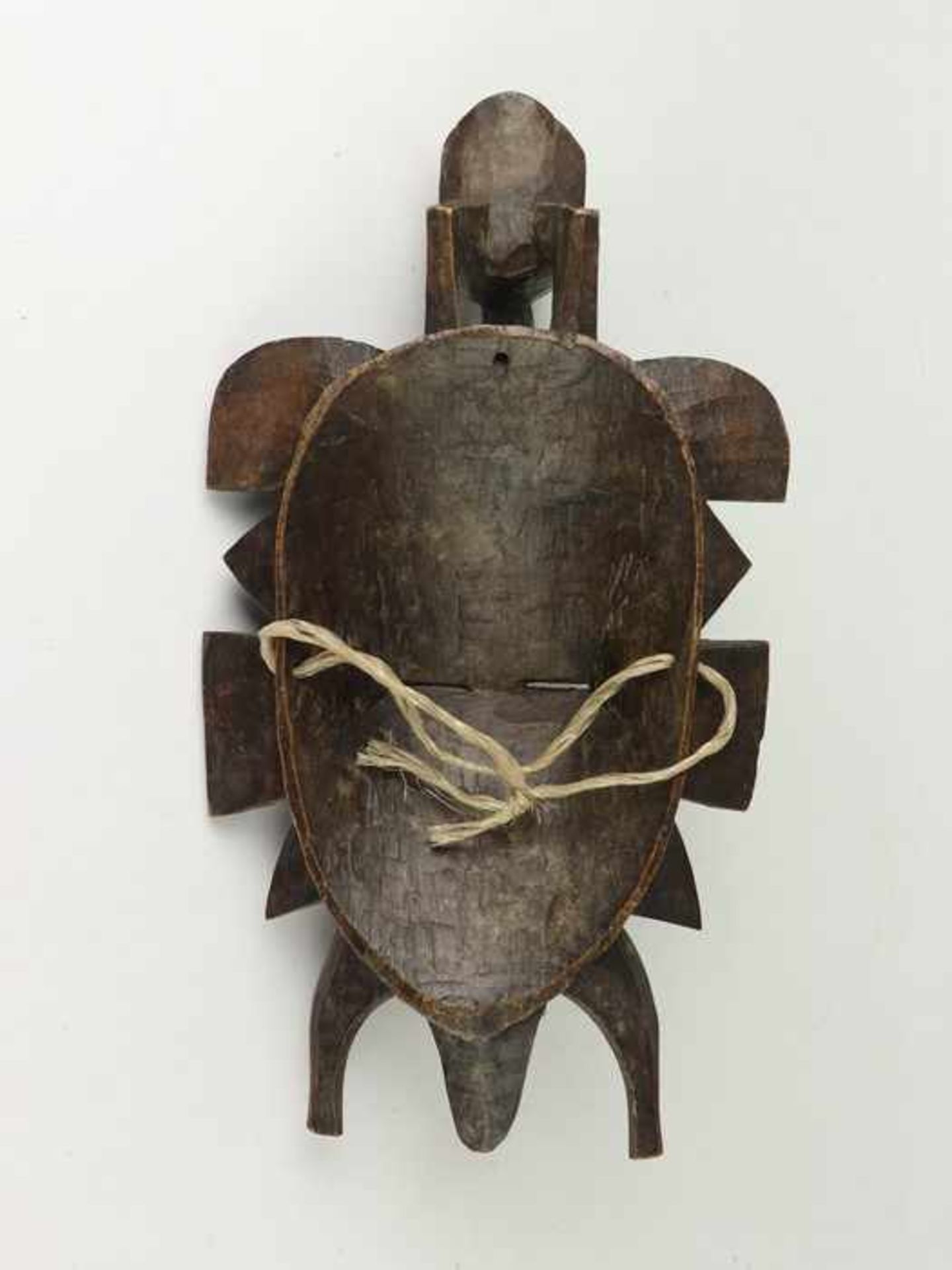 Giebelmaske20.Jh., Senufo, Elfenbeinküste, plastische Holzschnitzerei, stilisiertes Antlitz m. - Bild 2 aus 2