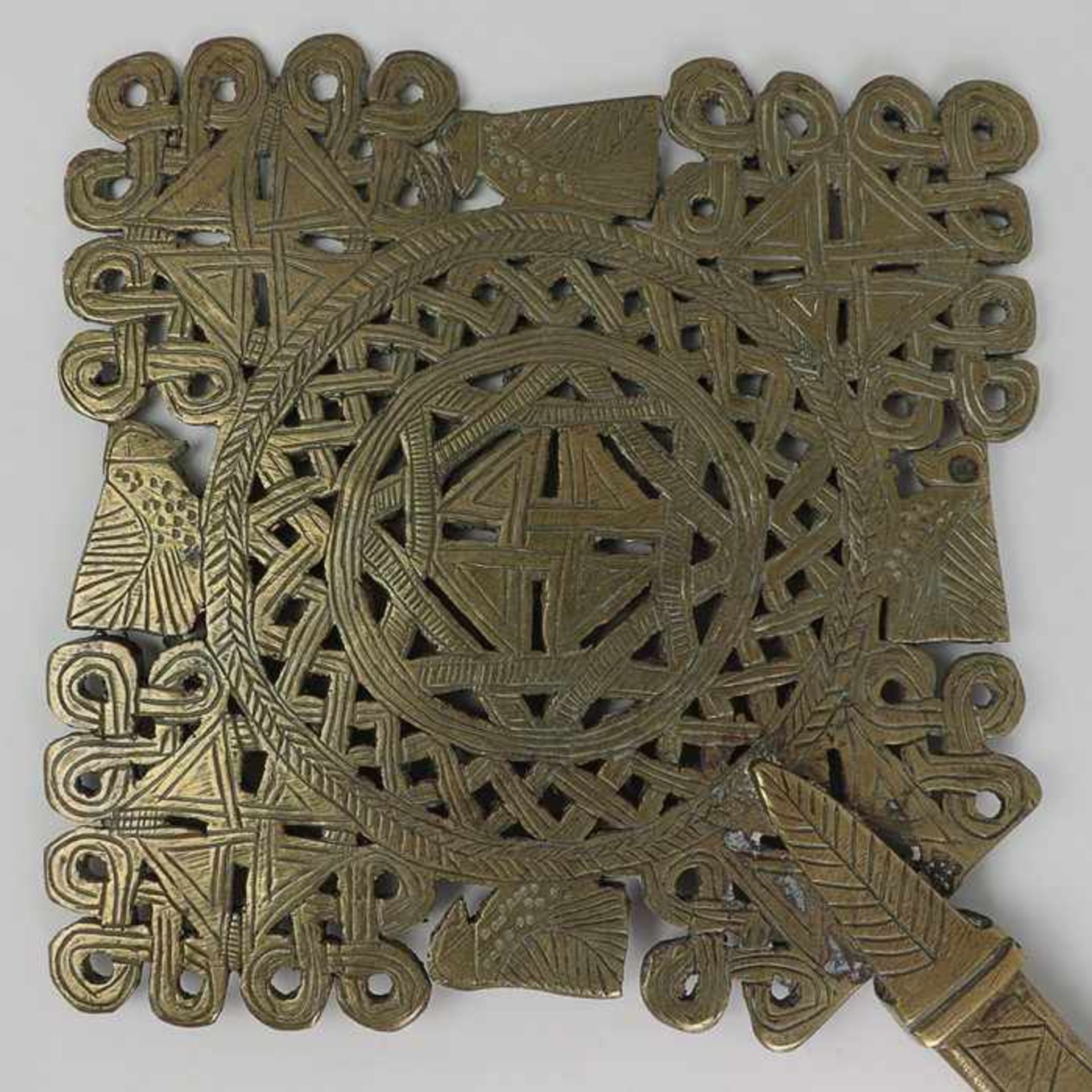 Keltisches KreuzMessing, durchbrochen gearbeitet, graviert, wohl Replik eines keltischen - Bild 3 aus 3
