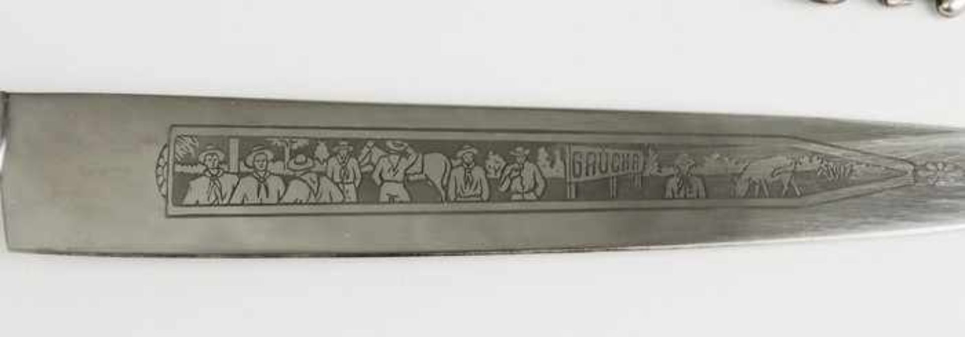 Messernzl., geätzte Rückenklinge, m. Cowboy-Motiven, reliefierter Griff m. Blattfries, Metallscheide - Bild 4 aus 4