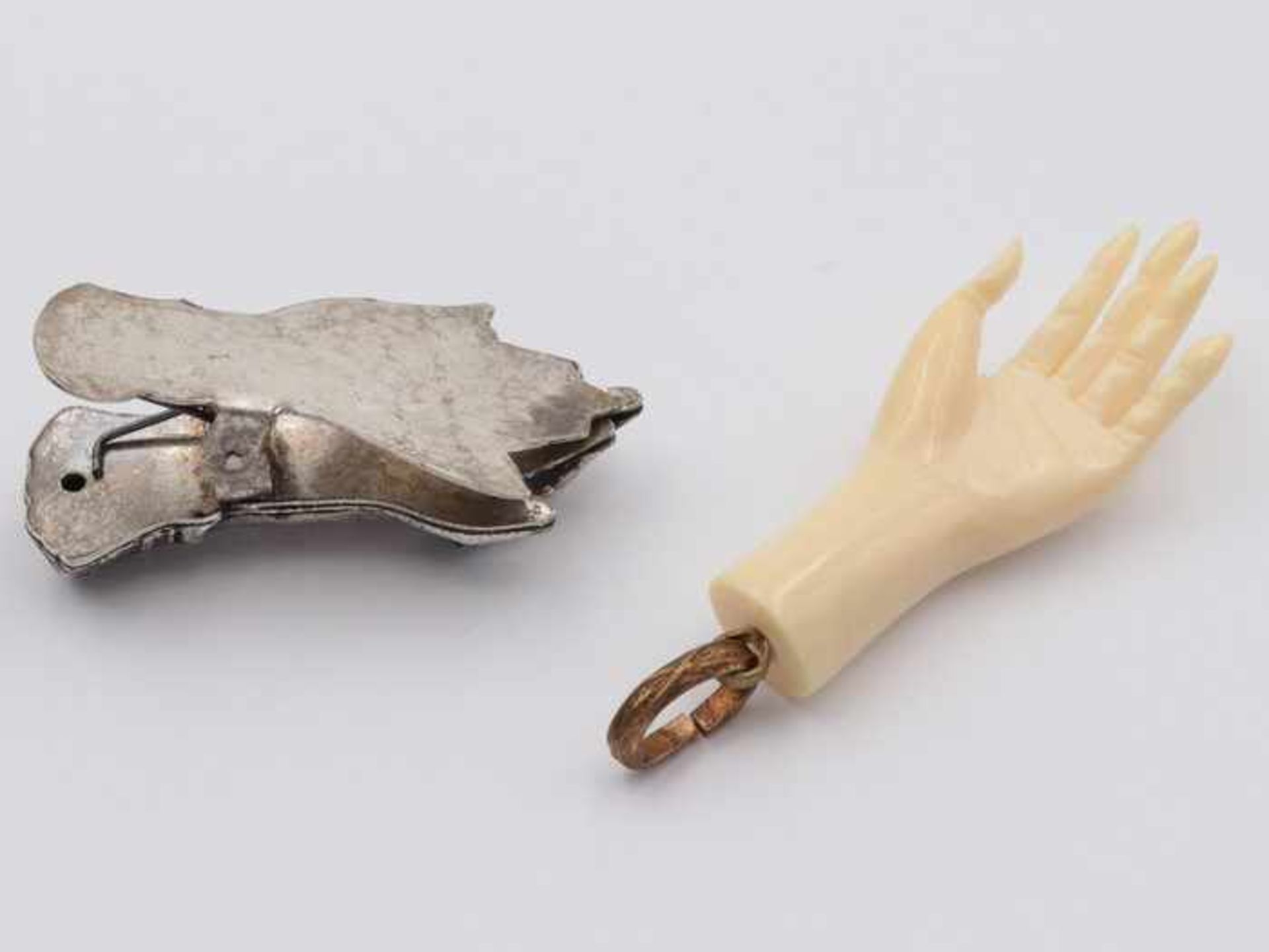 Anhänger - Beinum 1900, zart ausgeformte Hand, Bein, dazu 1x Clip, zarte Damenhand mit - Bild 2 aus 2