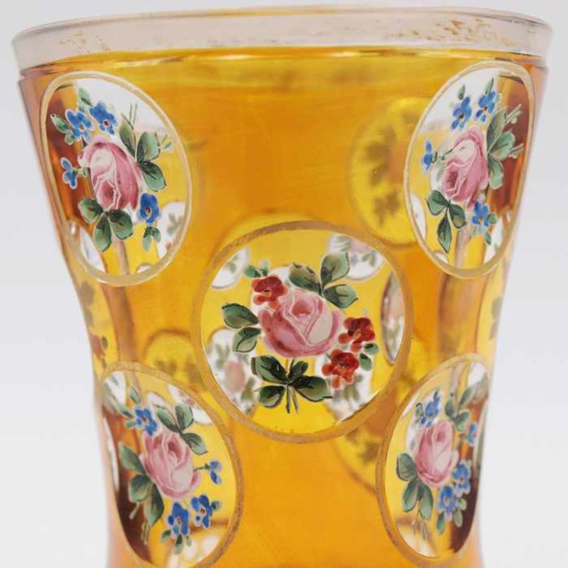 Becherum 1900, 2 St., untersch. Formen u. Größen, farbloses dickw. Glas, part. gelb gebeizt, 1x m. - Image 2 of 3