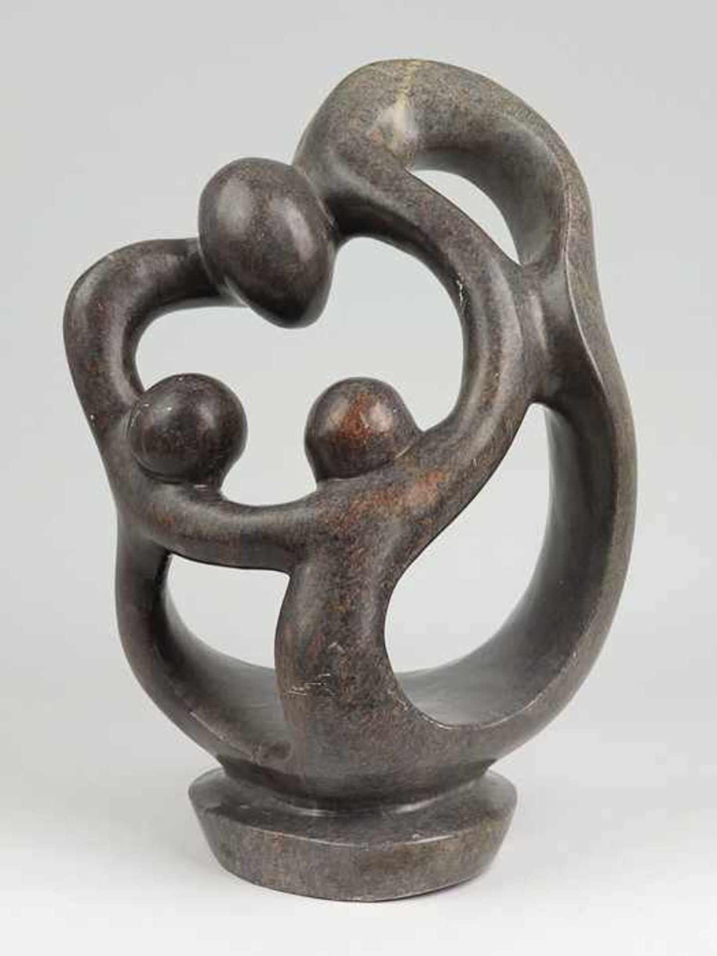 Shona-Skulptur20.Jh., Simbabwe, wohl Serpentinit, vollplastische Figurengruppe v. drei miteinander