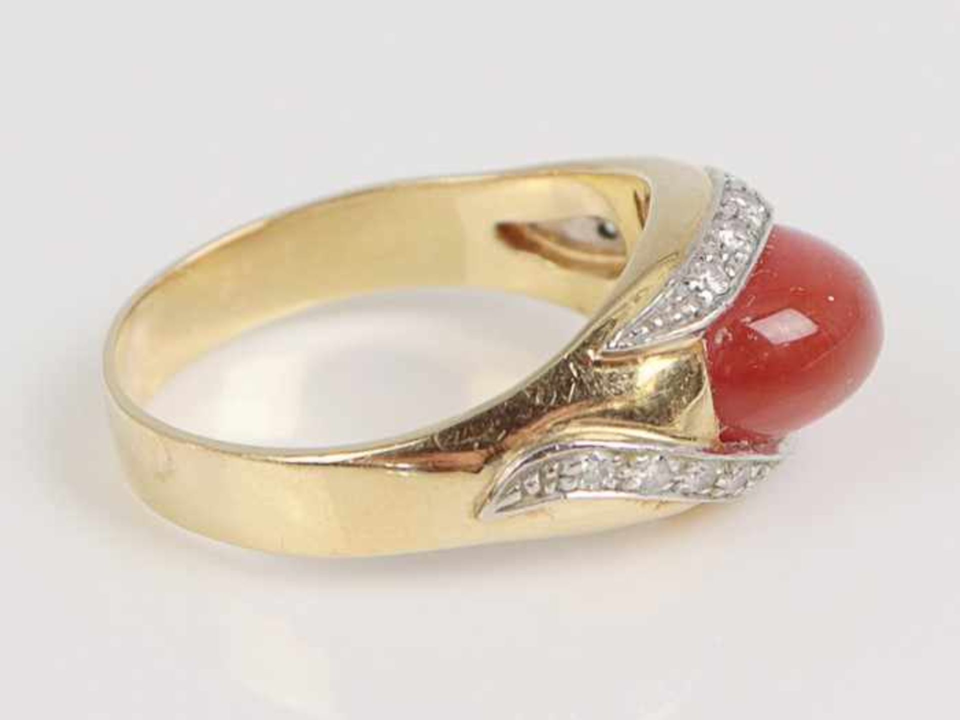 Diamant/Karneol - DamenringGG 750, geschwungener Ringkopf besetzt mit einem ovalen Karneol-Cabochon, - Bild 5 aus 6