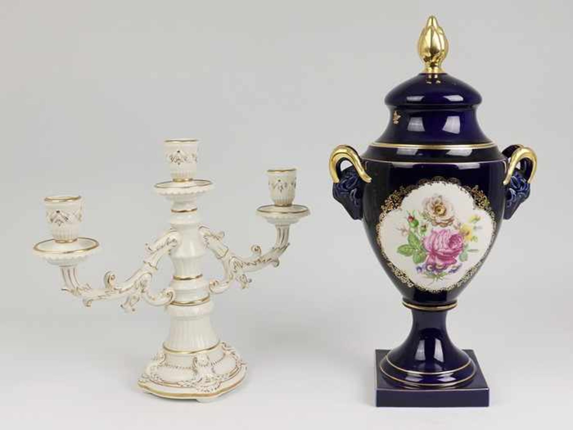 Zwei Teile1x 1907-52, Müller & Co., Volkstedt, reliefiert-ornamentierter 3-flammiger Kerzenhalter,
