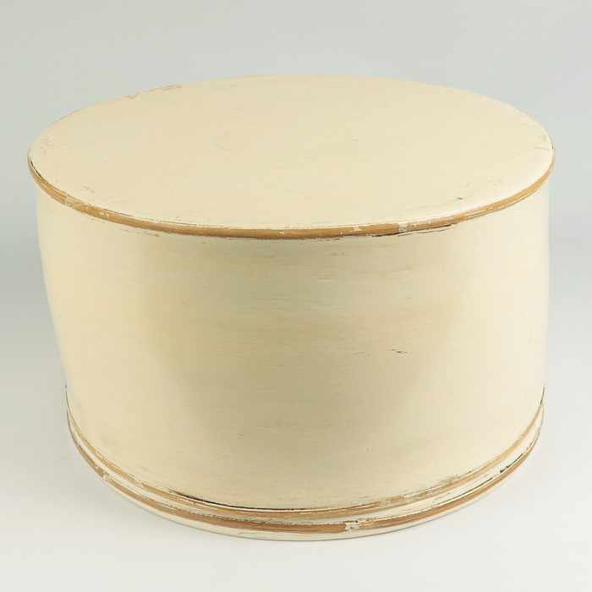 HutschachtelHolz, cremeweiß lackiert, rund, mit Deckel, Alters- u. Gebrauchssp., D ca. 30,5 cm- - -