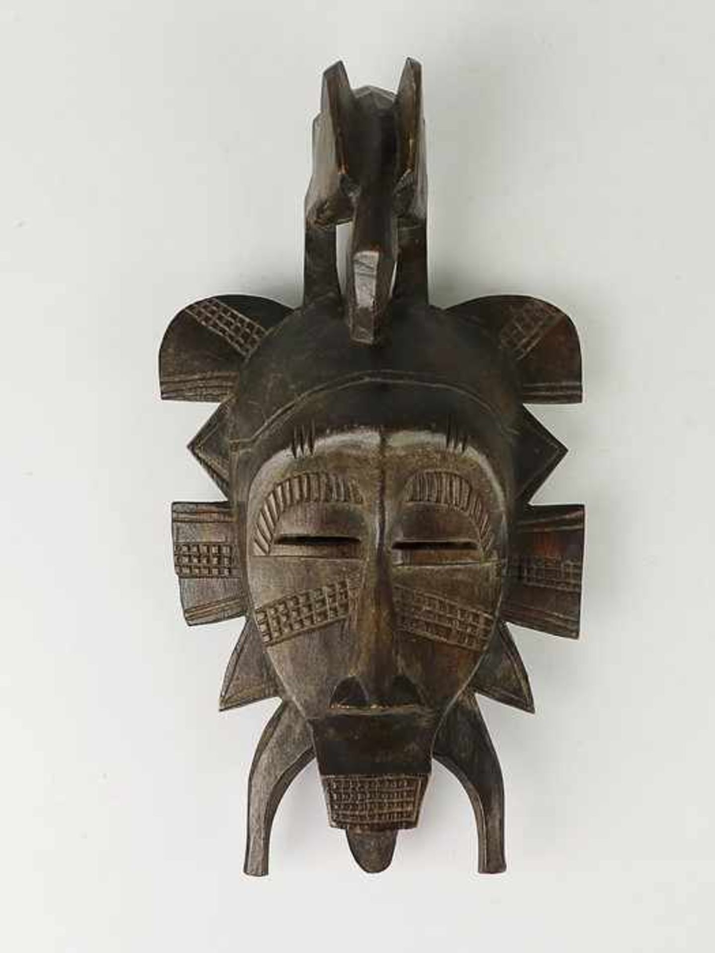 Giebelmaske20.Jh., Senufo, Elfenbeinküste, plastische Holzschnitzerei, stilisiertes Antlitz m.