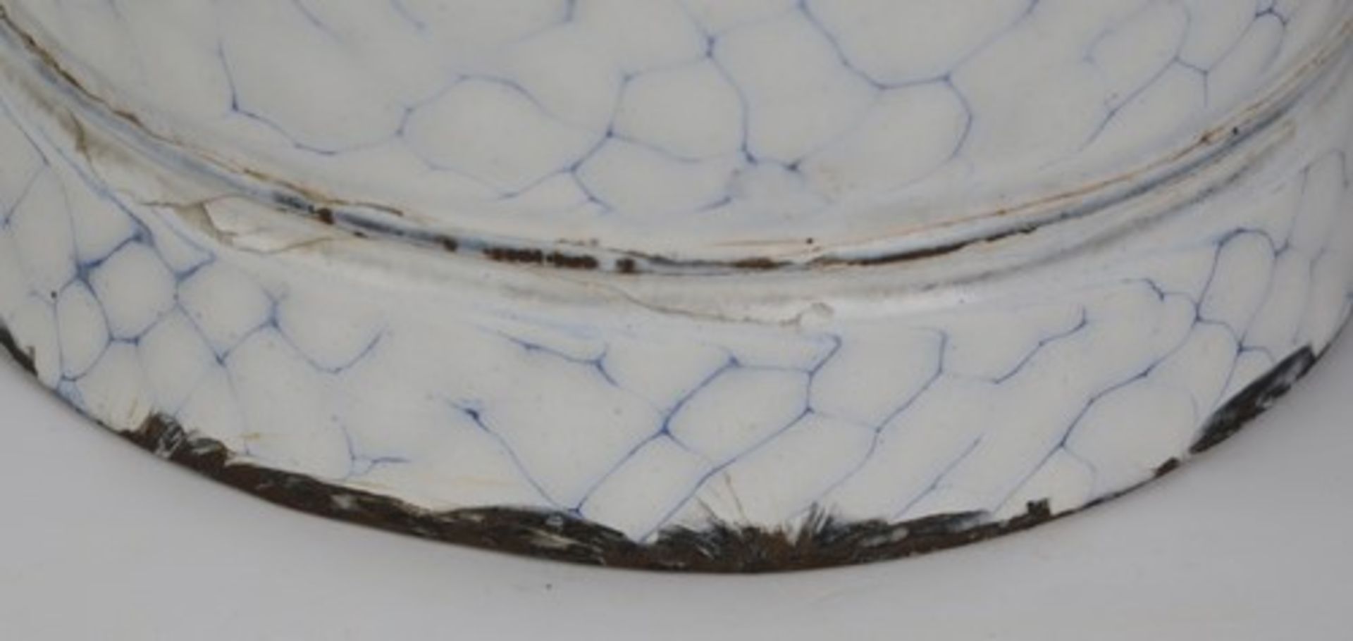 Emaileimerungem, weißblaues unregelmäßiges Wabenmuster, gebuckelte Wandung, Henkel mit Griff, korr., - Bild 2 aus 3