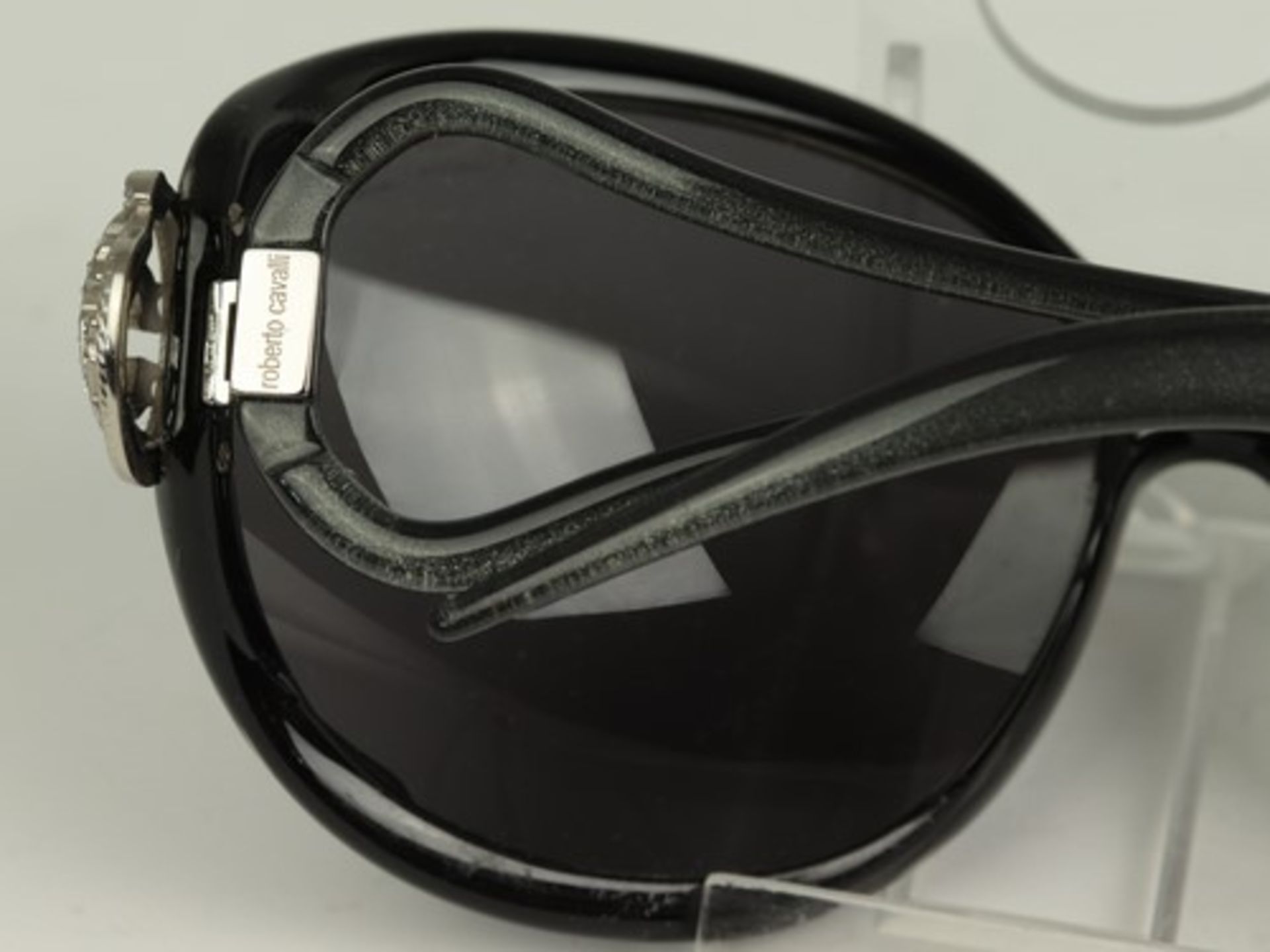 Roberto Cavalli - Sonnenbrilleschwarzer Kunststoff, seitl. straßbesetzte Monogramme, Gläser mit min. - Bild 4 aus 5