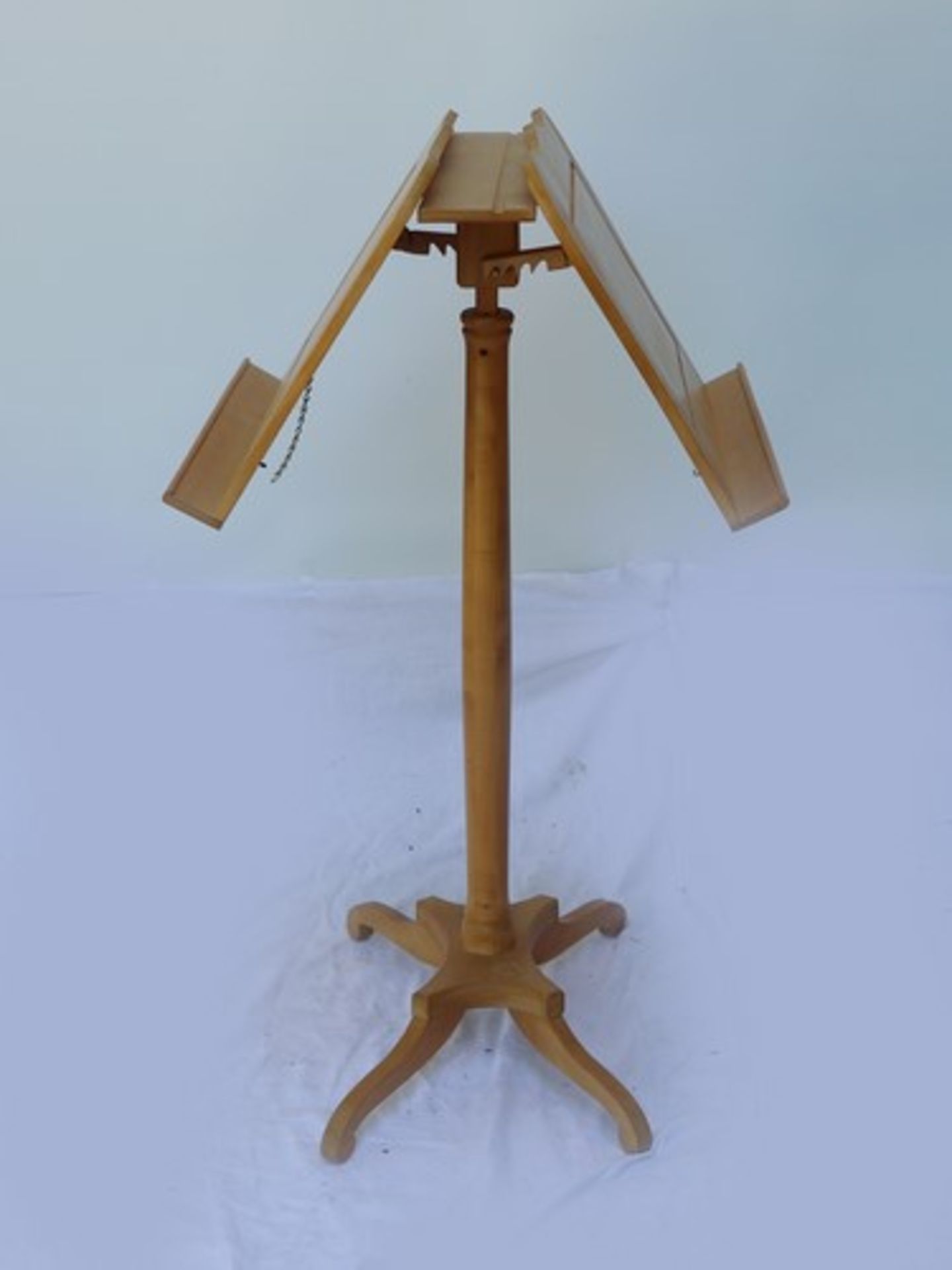 Notenständerhelles Holz, 4füßiger Stand, runder Schaft, zwei gegenüberliegende ausklappbare - Bild 4 aus 5