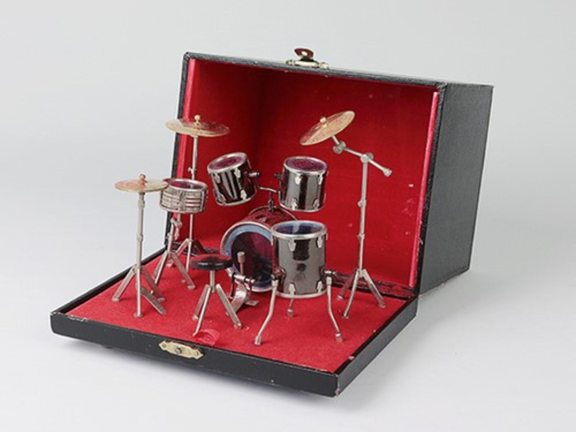 MiniaturinstrumentMetall, Kunststoff, Schlagzeug in schwarzem Kasten, Alterssp., Kasten 13 x 17 x