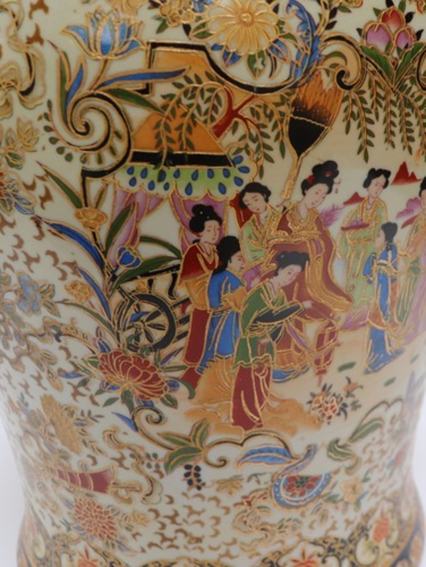 Große Deckelvase20.Jh., China, Keramik, umlaufend polychrom bemalt u. m. Umdruckdekor verziert, - Bild 3 aus 4