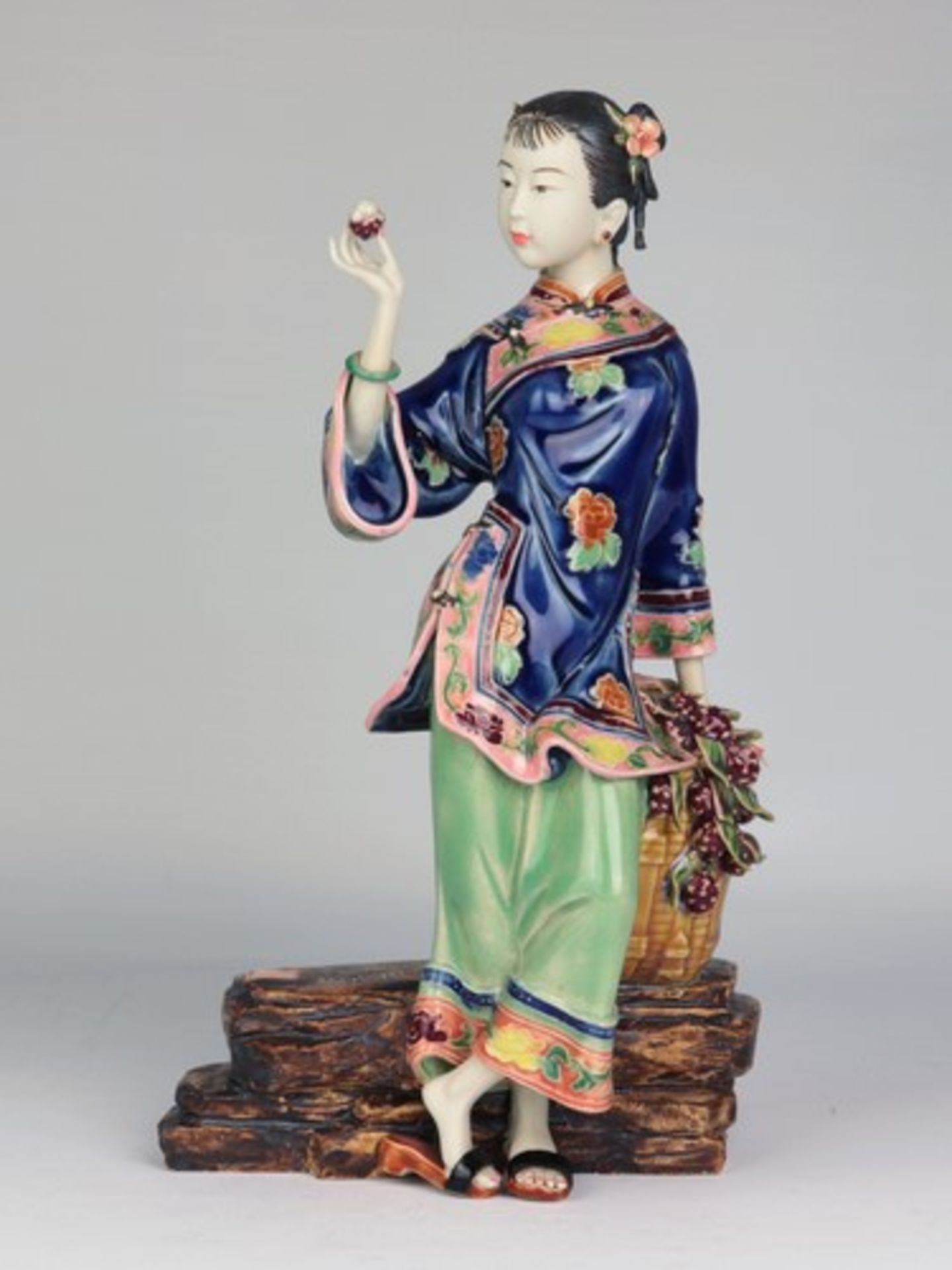 Figur - China20.Jh., Keramik, polychrom bemalt, gest., vollplastische Figur einer Chinesin ,eine