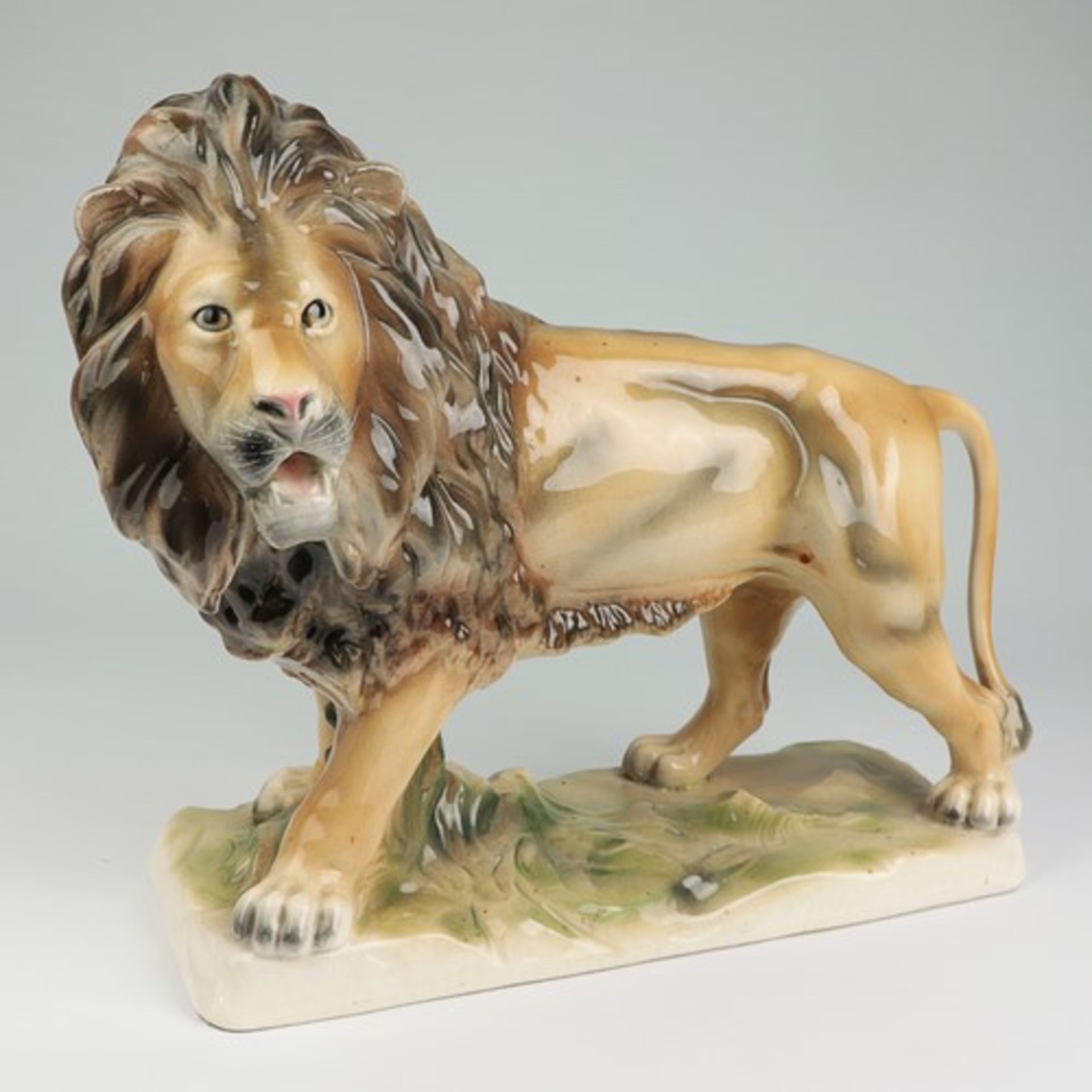 Sitzendorf - FigurStempelmarke, Steingut, vollplast. Figur eines schreitenden Löwen auf