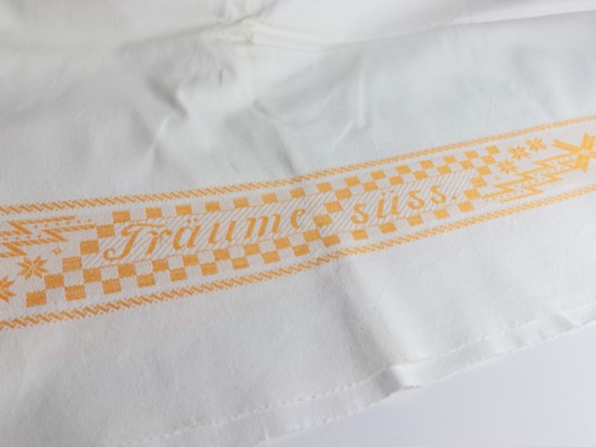 Bettlaken - Paarweiße Baumwolle, eingewebte Dekorstreifen in gelb, Spruch: "Träume süss", gewaschen - Image 3 of 3
