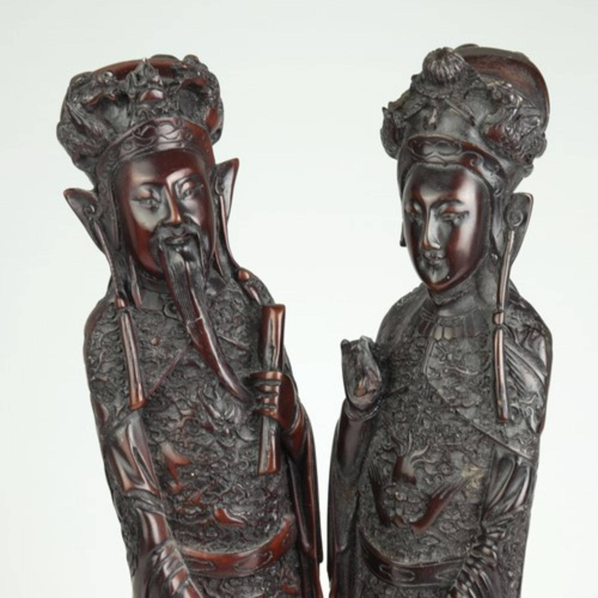 Figurenpaar - China20.Jh., Masse, braun gefasst, königliches Ehepaar traditionell gekleidet m. - Bild 3 aus 8