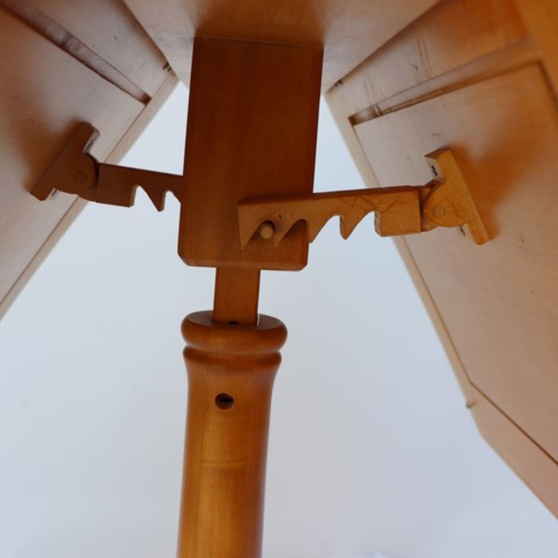 Notenständerhelles Holz, 4füßiger Stand, runder Schaft, zwei gegenüberliegende ausklappbare - Bild 5 aus 5