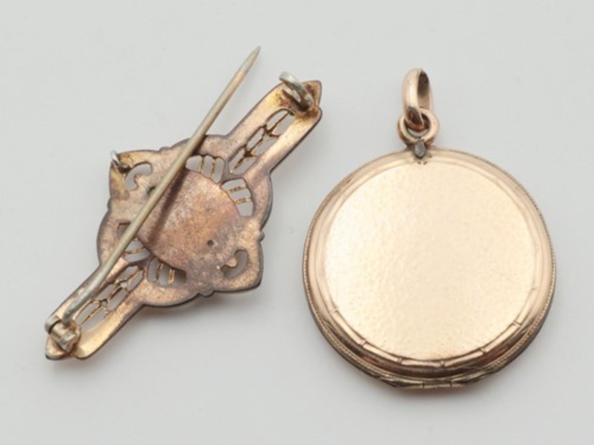Konvolutum 1900, 2 St., vergold., Medaillon, rund, aufklappbar, mit eingraviertem Hufeisendekor, L - Bild 2 aus 2