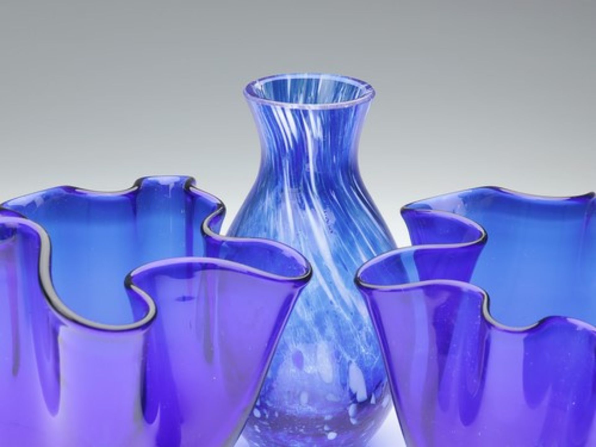 Konvolut8 St., Cachepot, Schalen u. Vasen, untersch. Formen u. Größen, farbloses u. kobaltblaues - Bild 3 aus 6