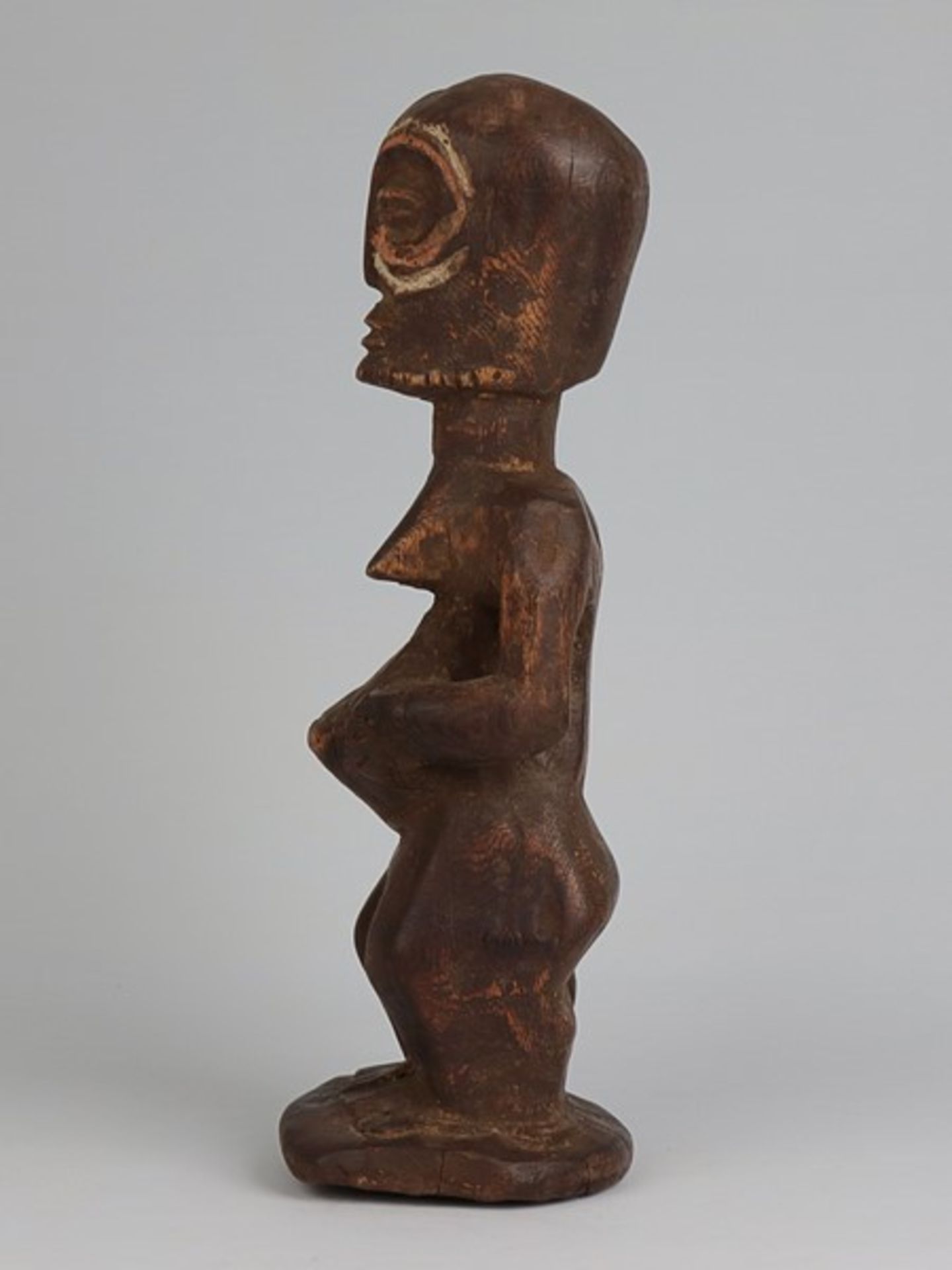 Holzfigur20.Jh., Afrika, vollplastische Holzschnitzerei, stehende männliche Figur, - Image 3 of 5