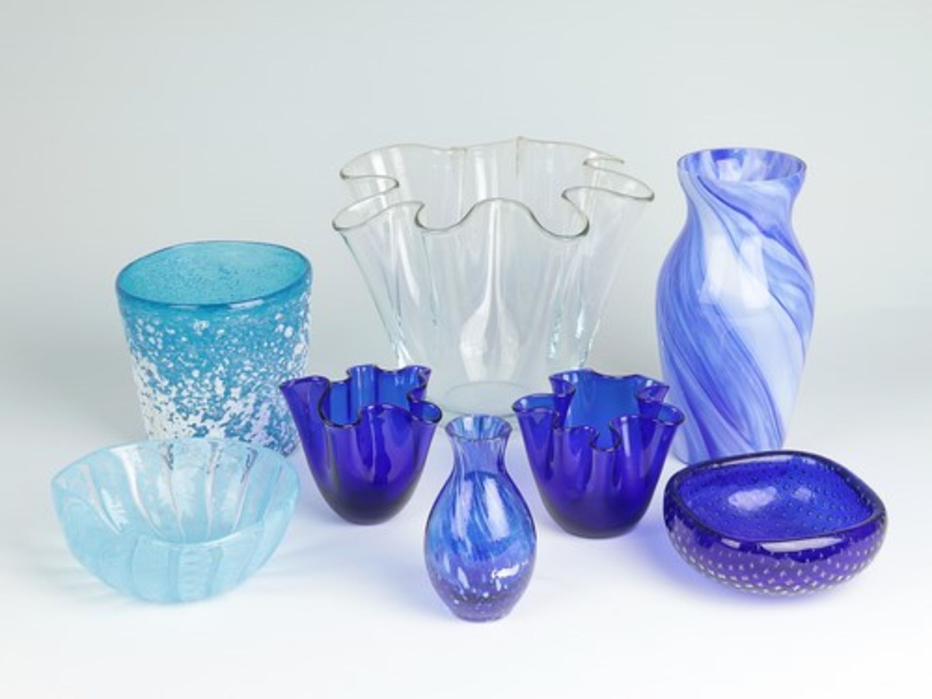 Konvolut8 St., Cachepot, Schalen u. Vasen, untersch. Formen u. Größen, farbloses u. kobaltblaues