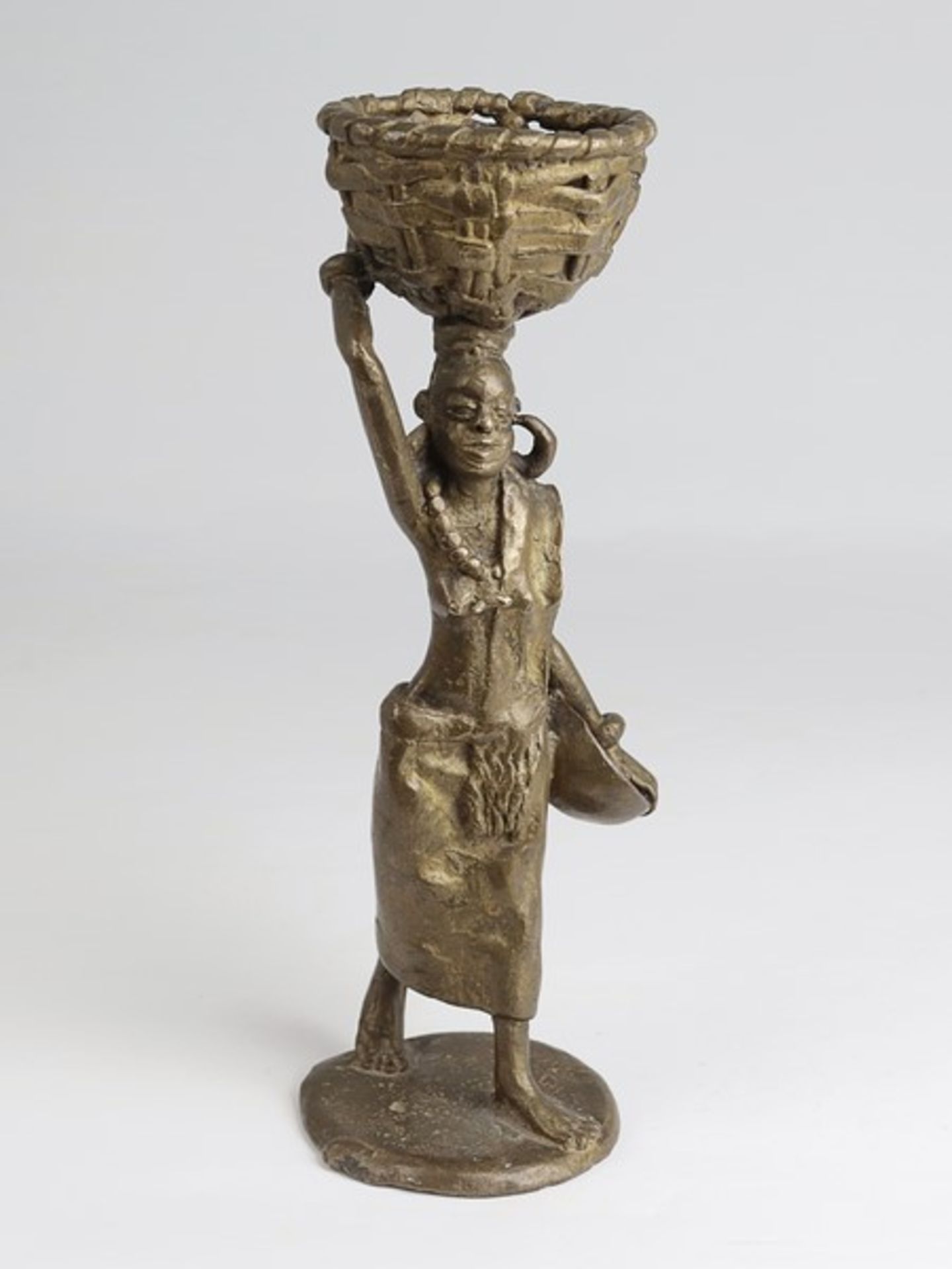 Skulptur20.Jh., Burkina Faso, Bronze, vollplastische Figur einer Frau m. großen Ohrringen, einem