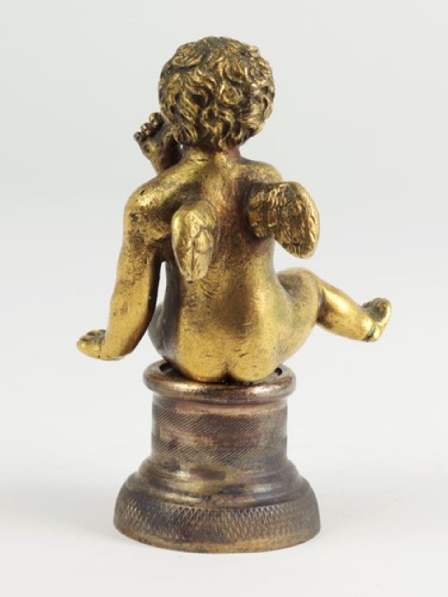 Kleine PlastikBronze, vollplastische Figur eines sitzenden Putto, auf eine erhöhten Plinthe, Plinthe - Bild 3 aus 4