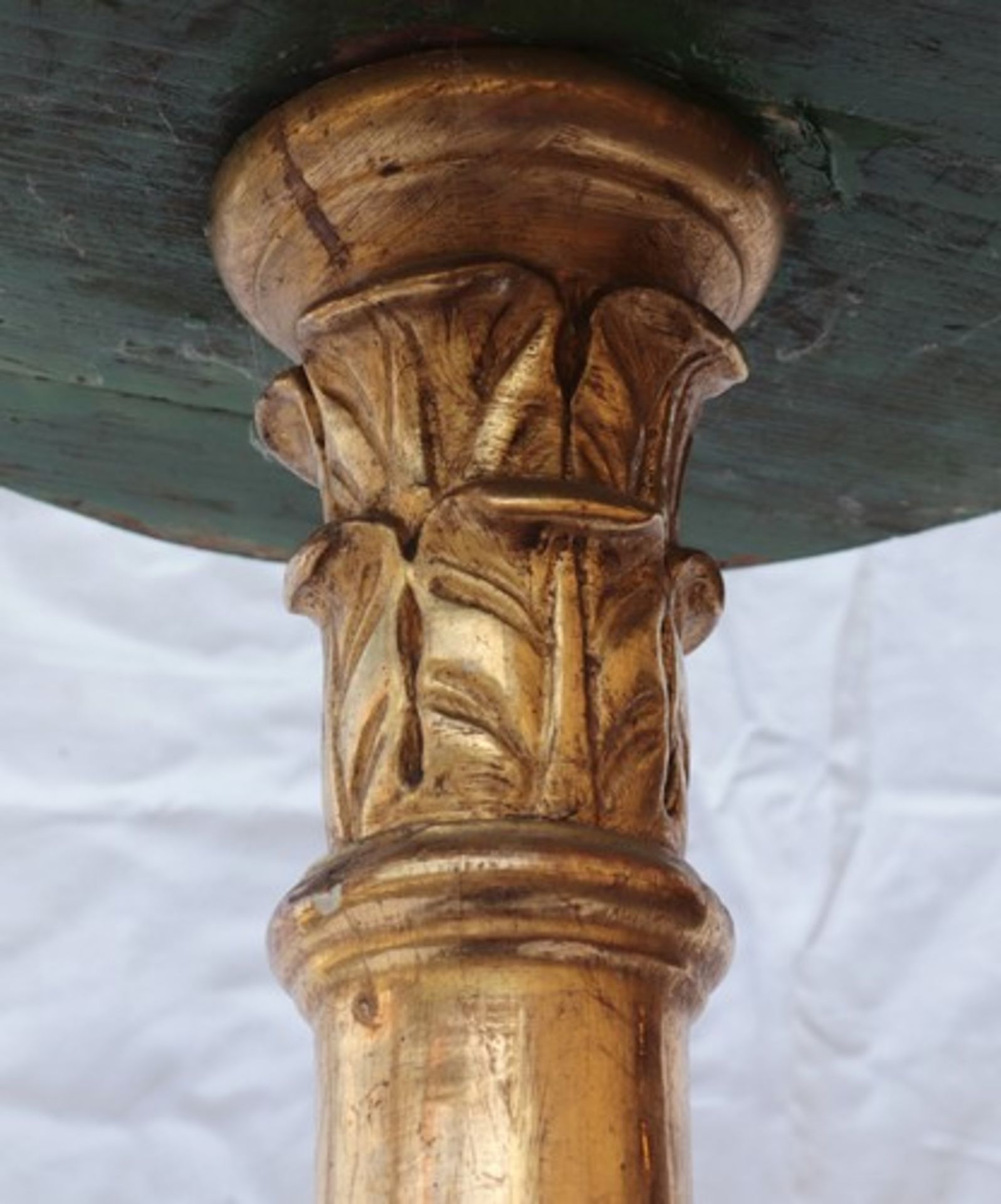 Blumensäule18./19. Jh., Holz, geschnitzt, vergoldet, grün bemalt, oktogonaler, abgetreppter Fuß, - Bild 4 aus 6