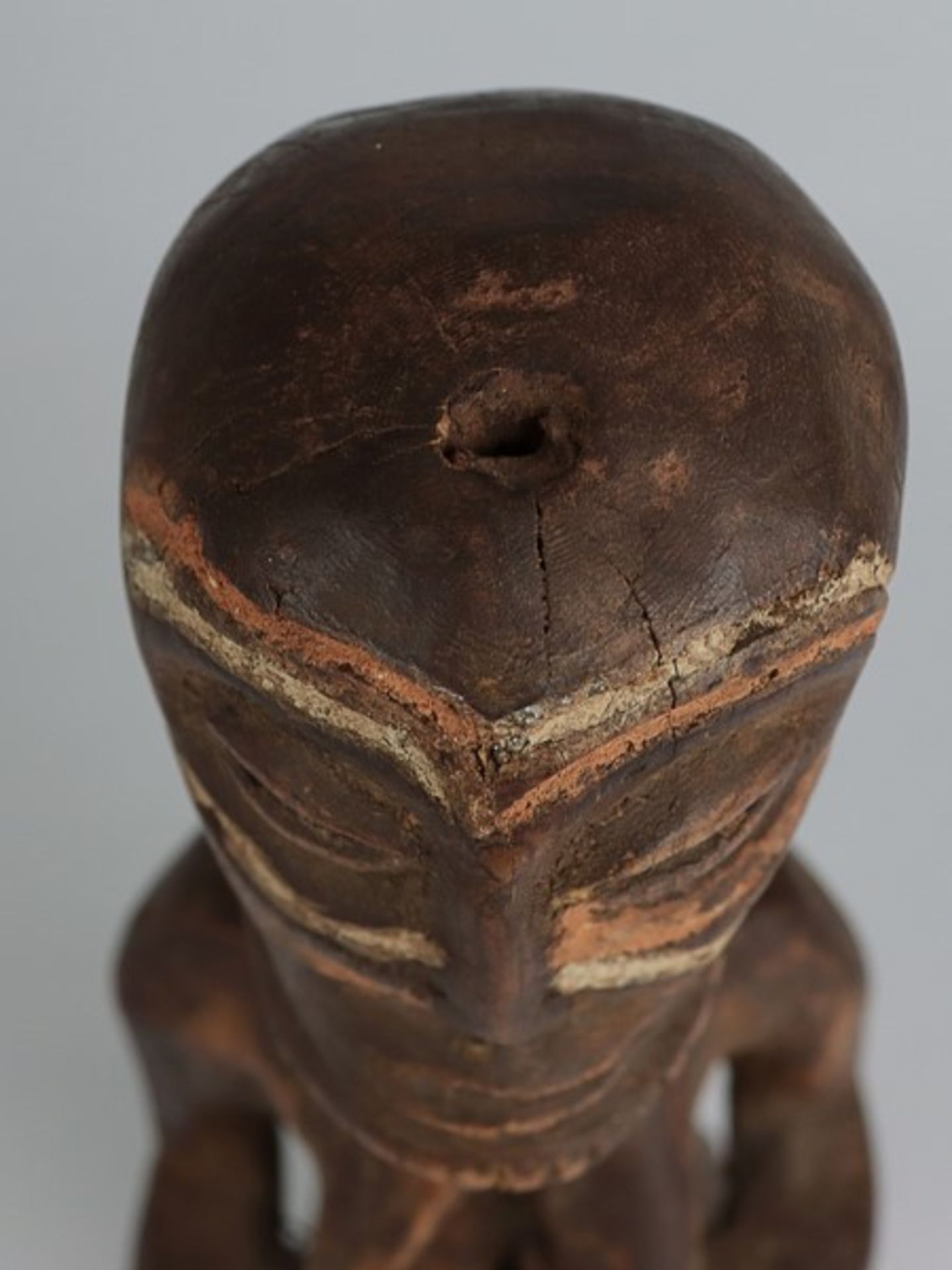 Holzfigur20.Jh., Afrika, vollplastische Holzschnitzerei, stehende männliche Figur, - Image 5 of 5
