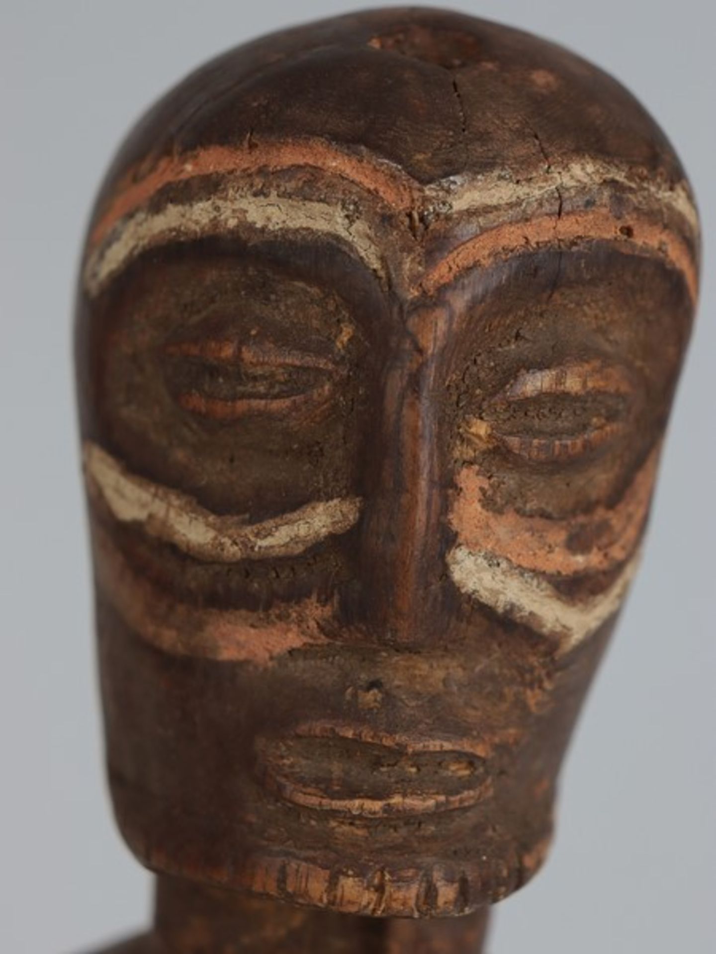 Holzfigur20.Jh., Afrika, vollplastische Holzschnitzerei, stehende männliche Figur, - Image 2 of 5