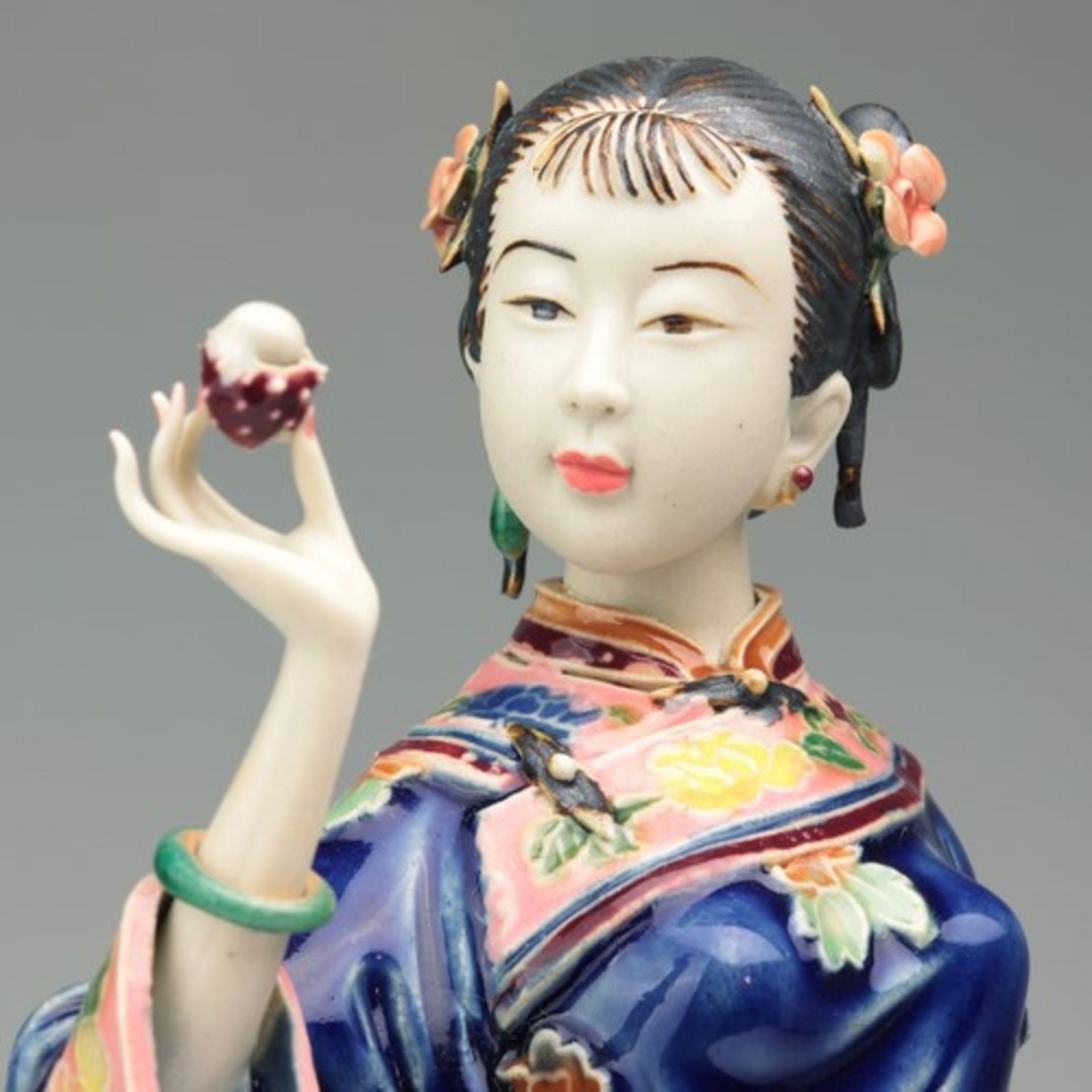 Figur - China20.Jh., Keramik, polychrom bemalt, gest., vollplastische Figur einer Chinesin ,eine - Bild 6 aus 11