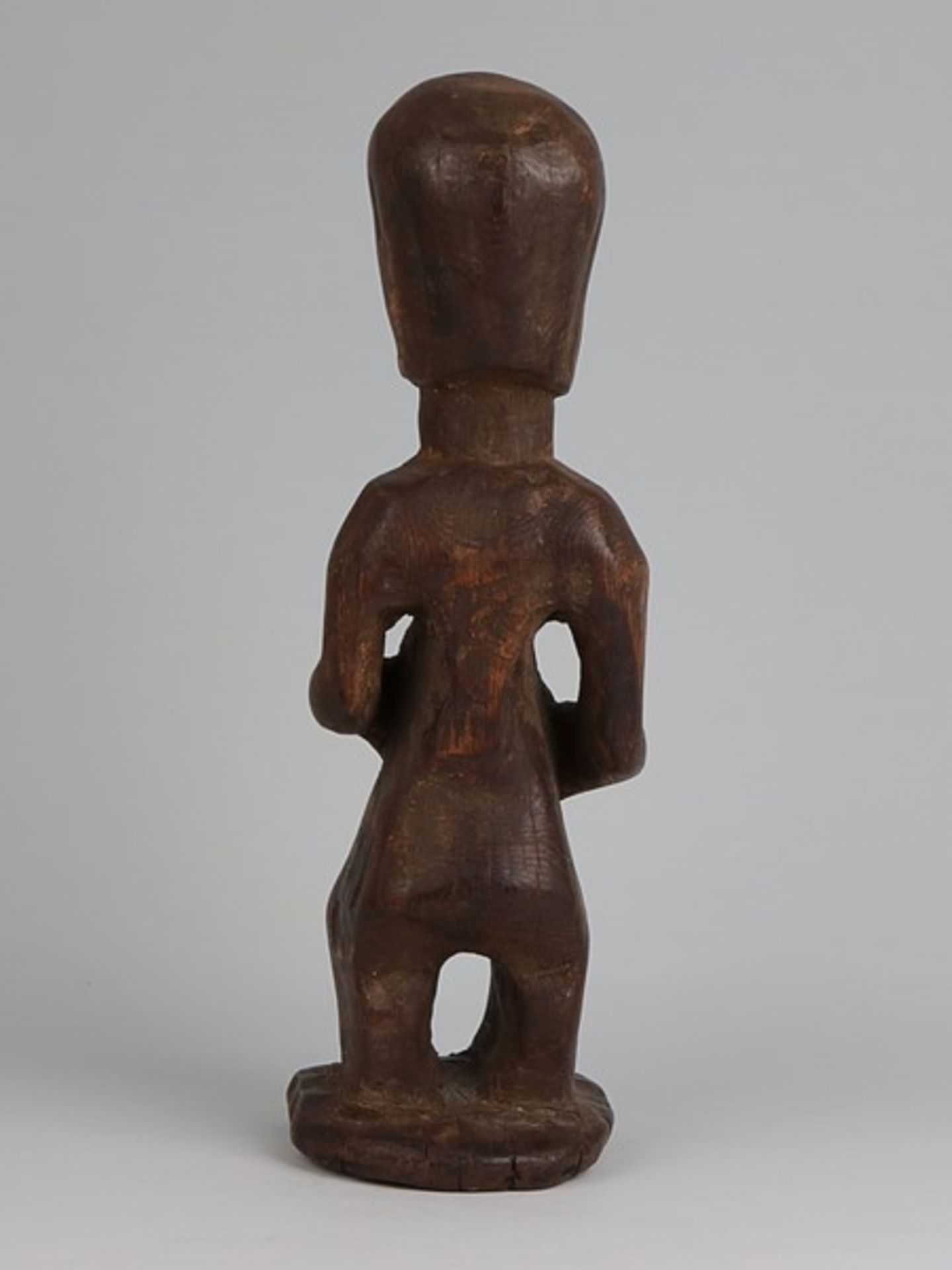 Holzfigur20.Jh., Afrika, vollplastische Holzschnitzerei, stehende männliche Figur, - Image 4 of 5
