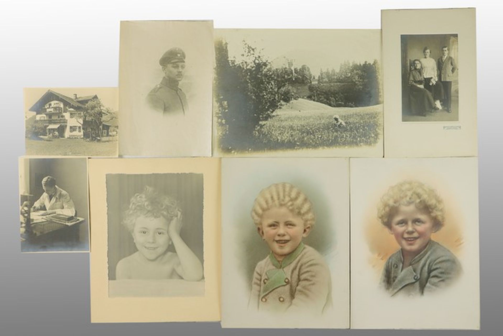 Fotografien u.a.8 St., 3x Kinderbildnisse, 2x farbig, 1x rs. dat. 1869, Familienfoto, gestempelt