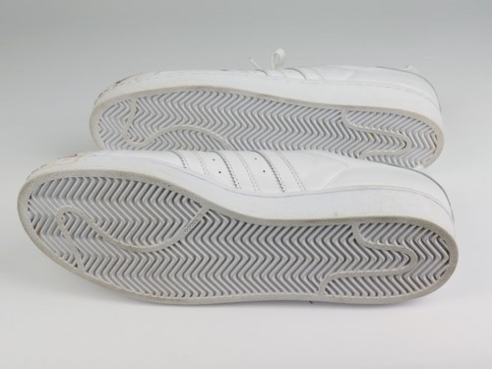 Adidas - Pharrell WilliamsPaar Sportschuhe, Obermaterial: Glattleder und Synthetikmaterialien, von - Bild 3 aus 6