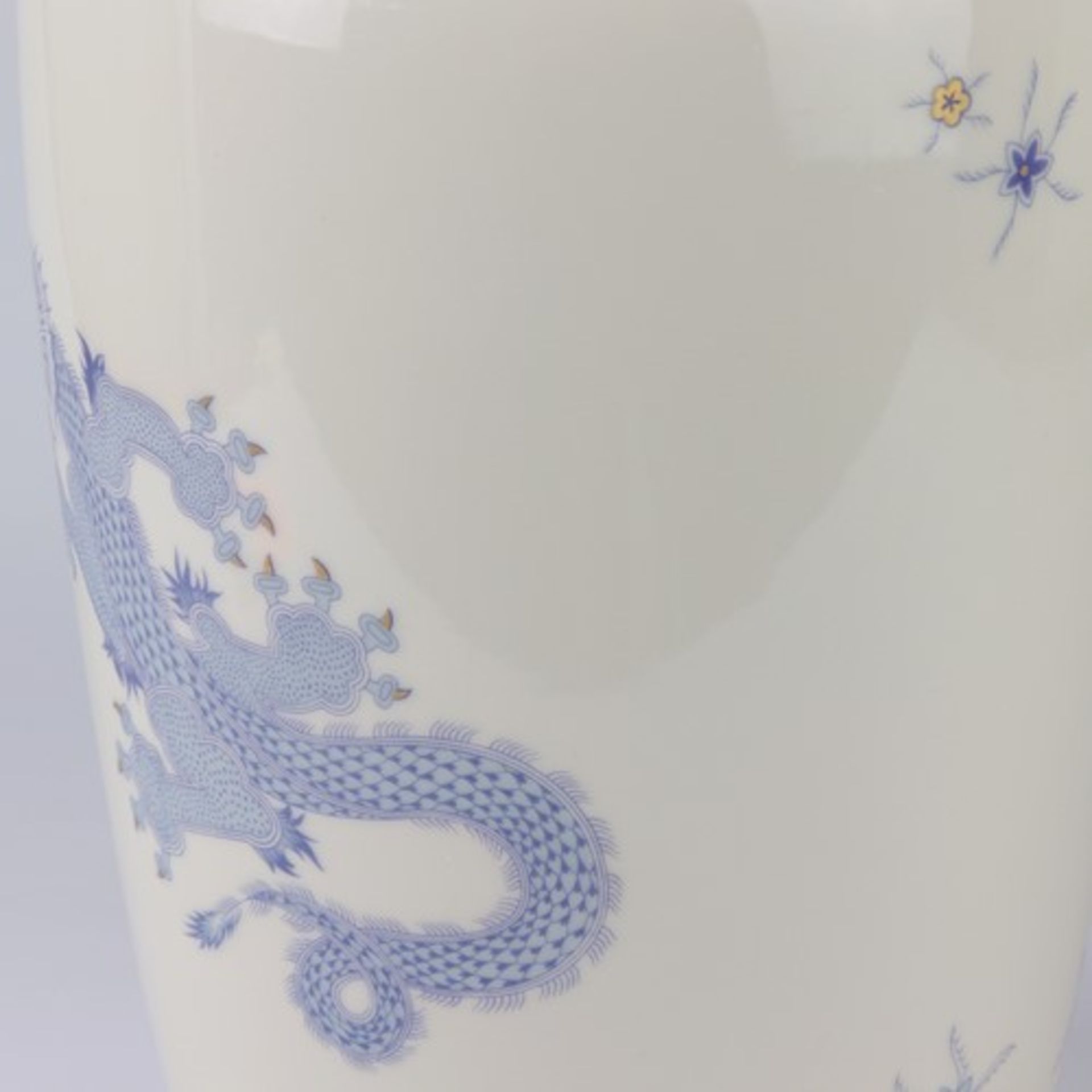 Lichte - Vasegrüne Marke, Balusterform, Vorder u. Rückseite m. stilisierten Drachen in Blau- u. - Bild 4 aus 5