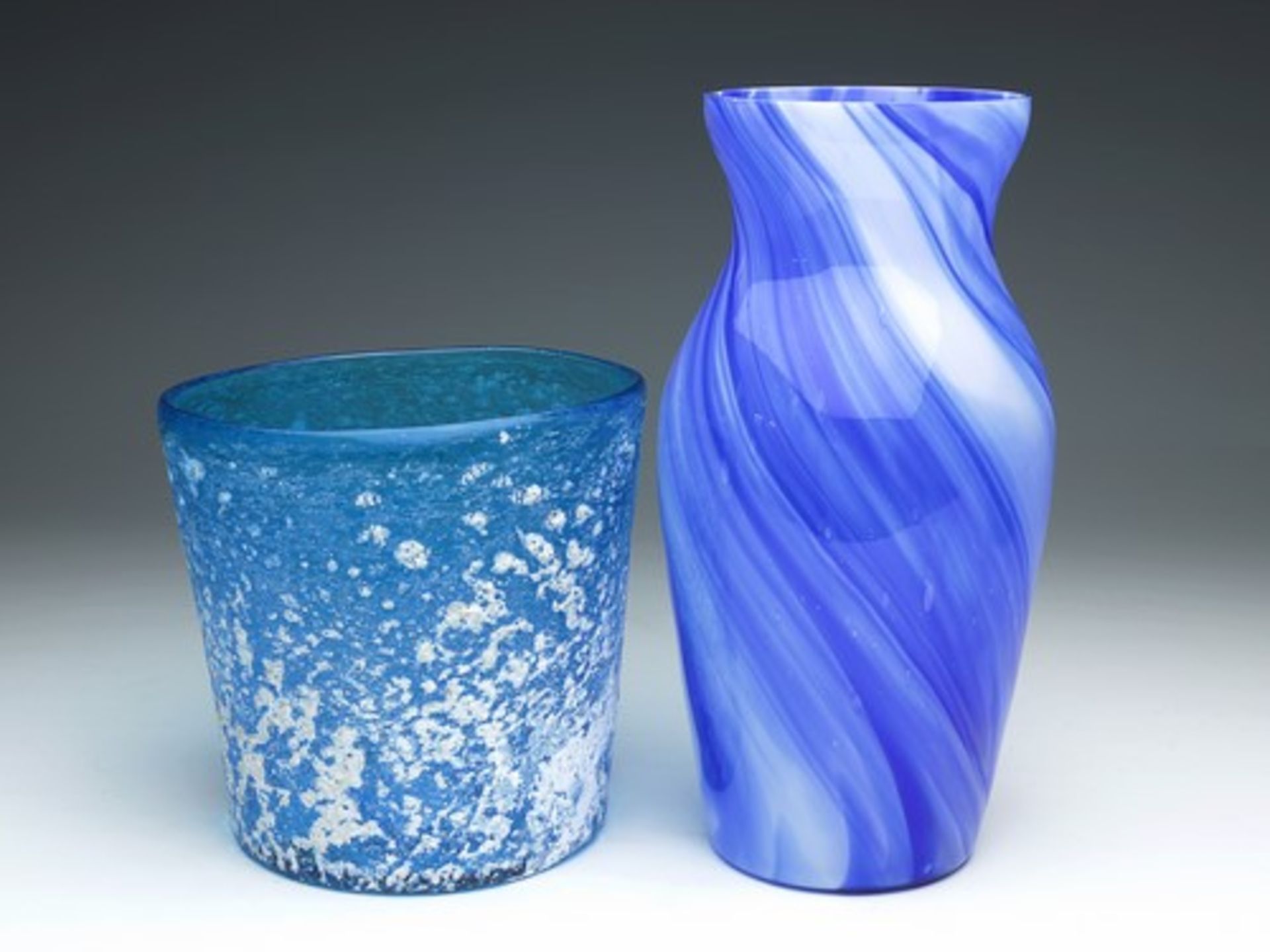 Konvolut8 St., Cachepot, Schalen u. Vasen, untersch. Formen u. Größen, farbloses u. kobaltblaues - Bild 4 aus 6