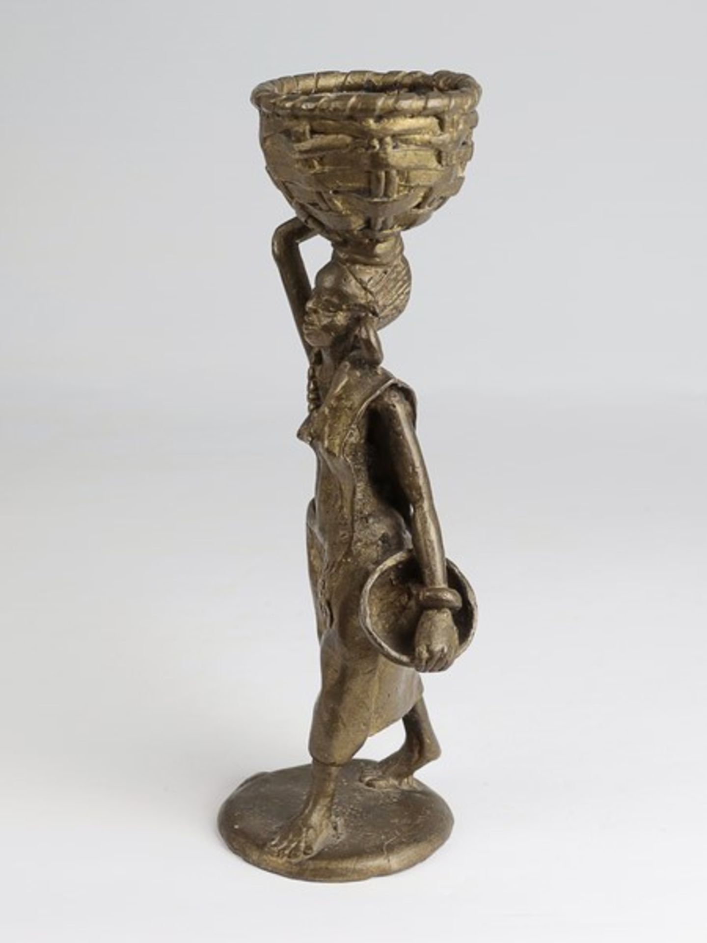Skulptur20.Jh., Burkina Faso, Bronze, vollplastische Figur einer Frau m. großen Ohrringen, einem - Bild 2 aus 4