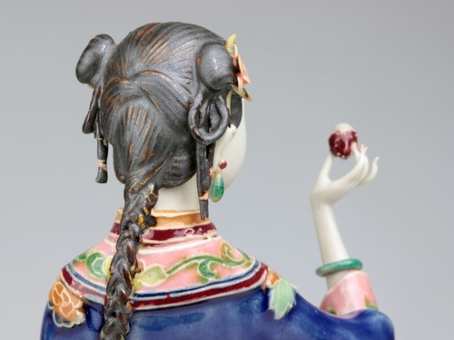 Figur - China20.Jh., Keramik, polychrom bemalt, gest., vollplastische Figur einer Chinesin ,eine - Bild 8 aus 11