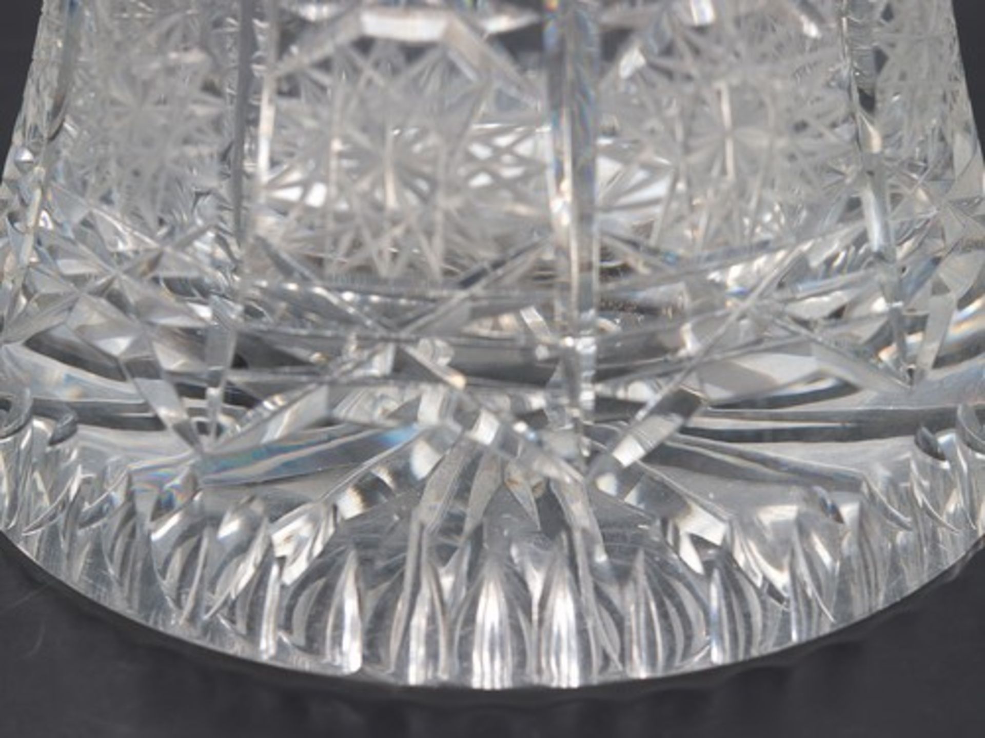 Böhmen - Vase1900/20, Böhmen, farbloses Bleikristallglas, runder Stand m. Bodenstern, konkaver - Image 4 of 4