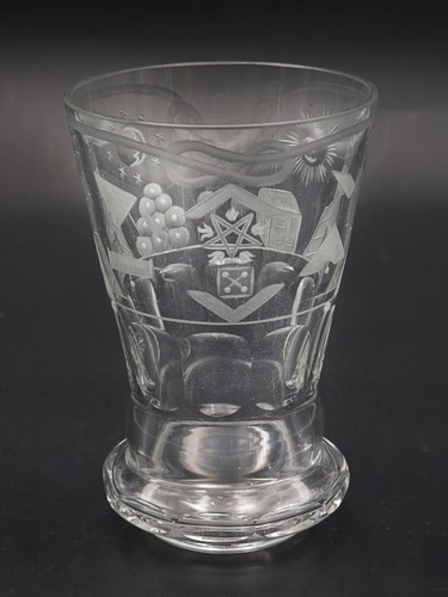 Freimaurer - Ranftbecherum 1900, Deutschland o. Österreich, farbloses Glas, runder Stand,
