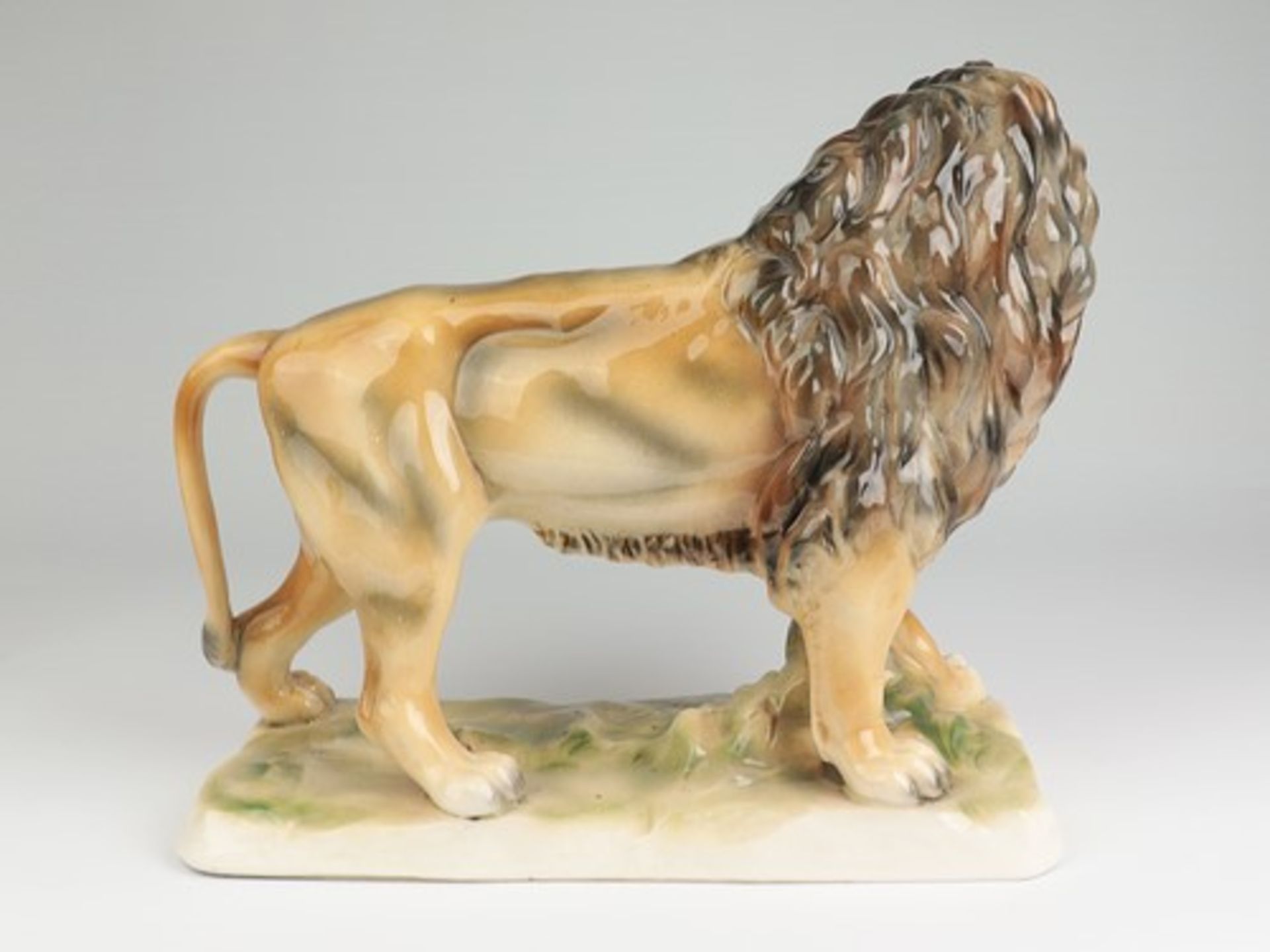 Sitzendorf - FigurStempelmarke, Steingut, vollplast. Figur eines schreitenden Löwen auf - Image 2 of 7