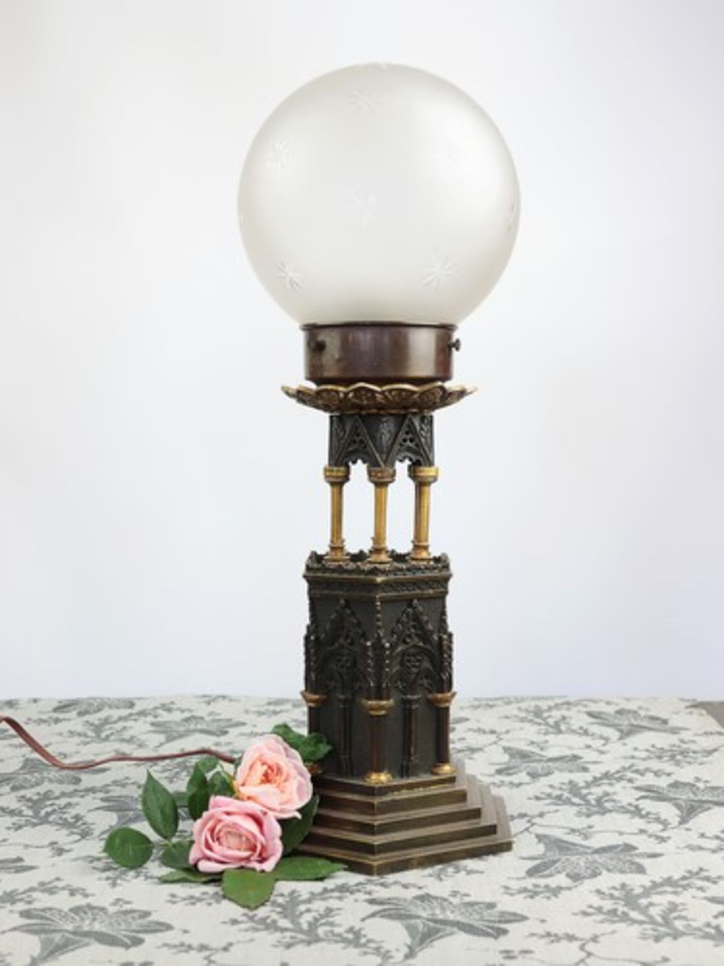 Tischlampe - Neogotikum1860, Bronze/Messing, einflammig, hexagonaler, mehrfach abgetreppter Stand,