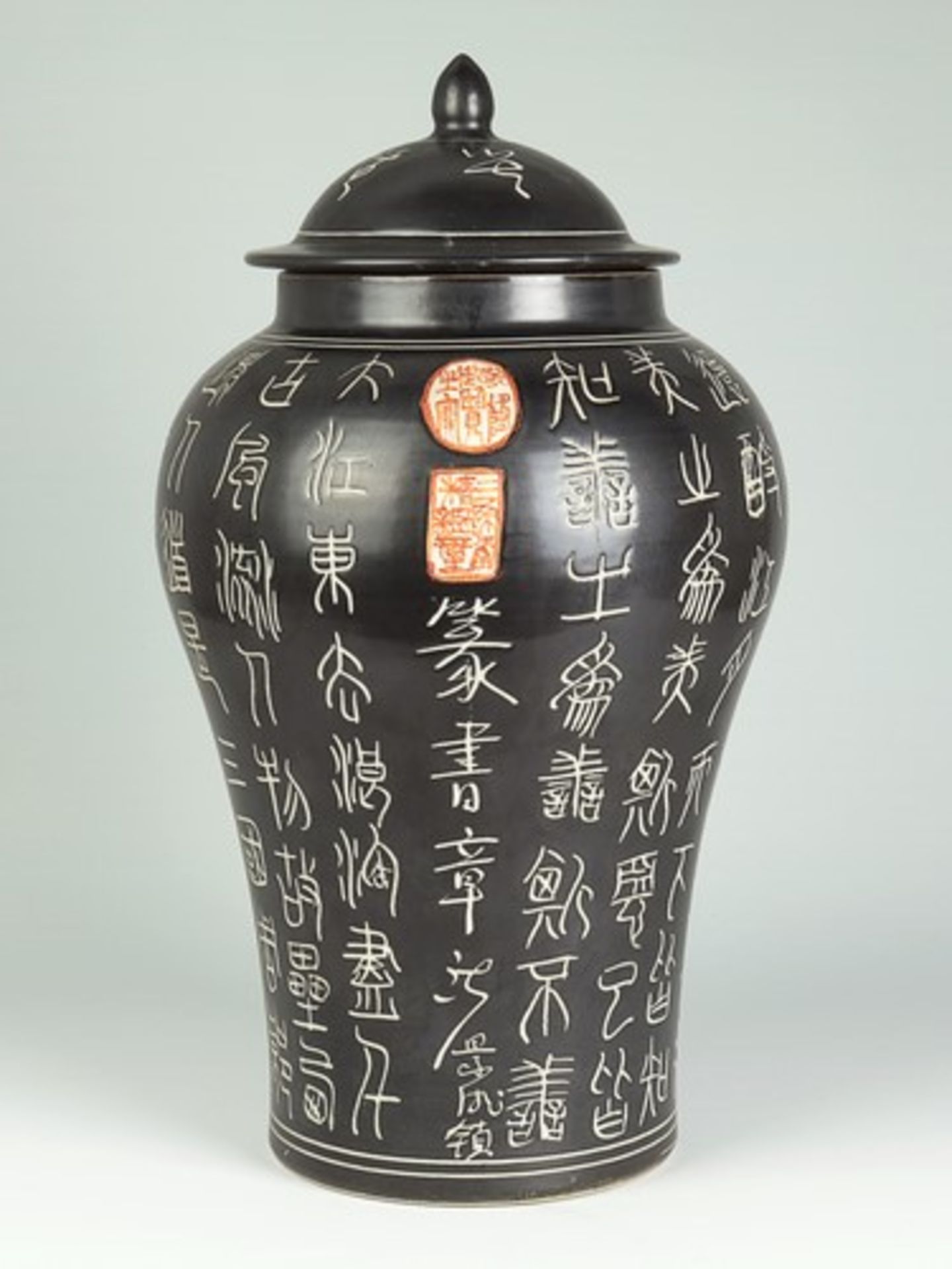 Deckelvase - China20.Jh., Porzellan, ungem., schwarz lasiert, umlaufend m. Schriftzeichen