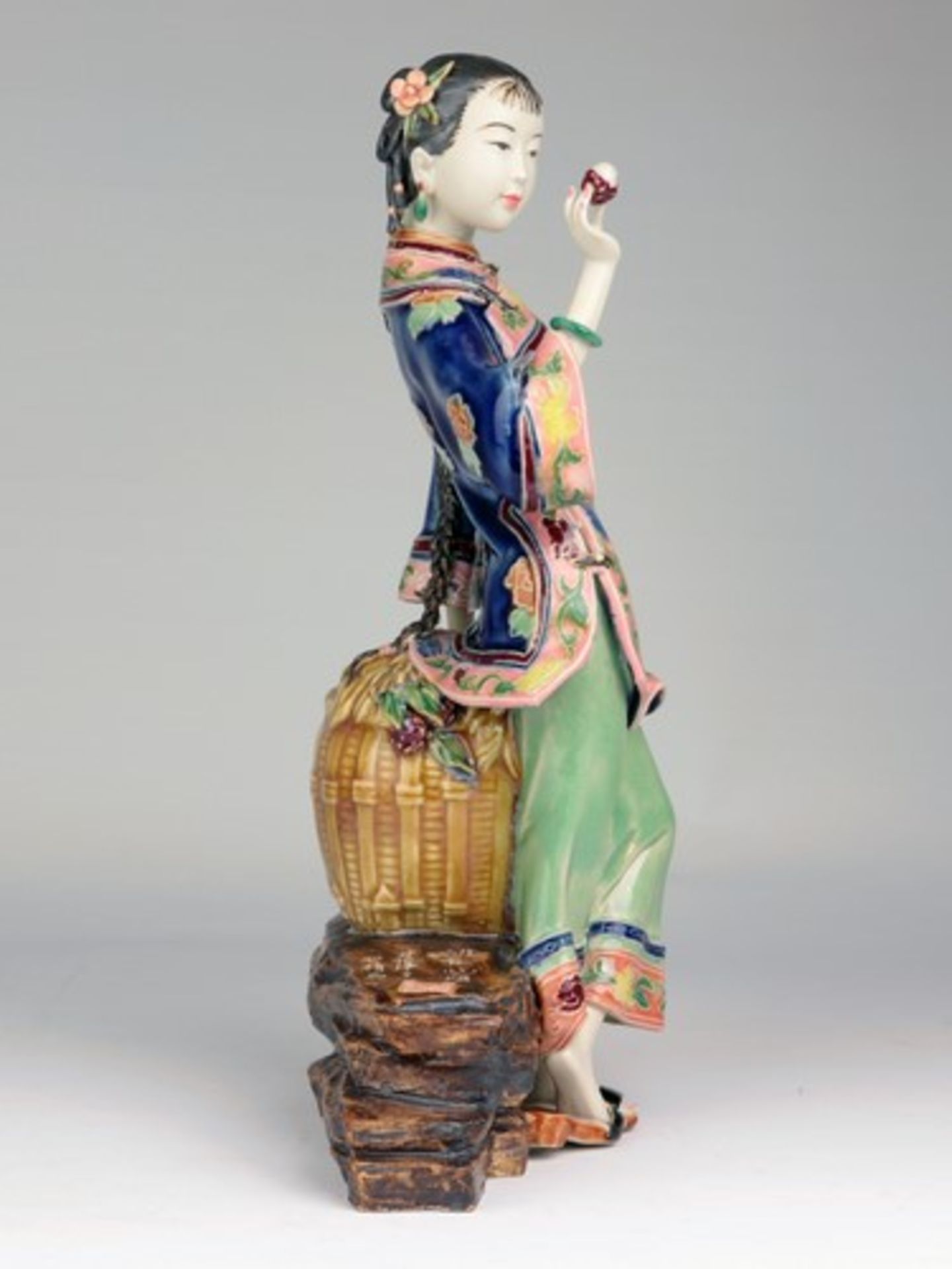 Figur - China20.Jh., Keramik, polychrom bemalt, gest., vollplastische Figur einer Chinesin ,eine - Bild 5 aus 11