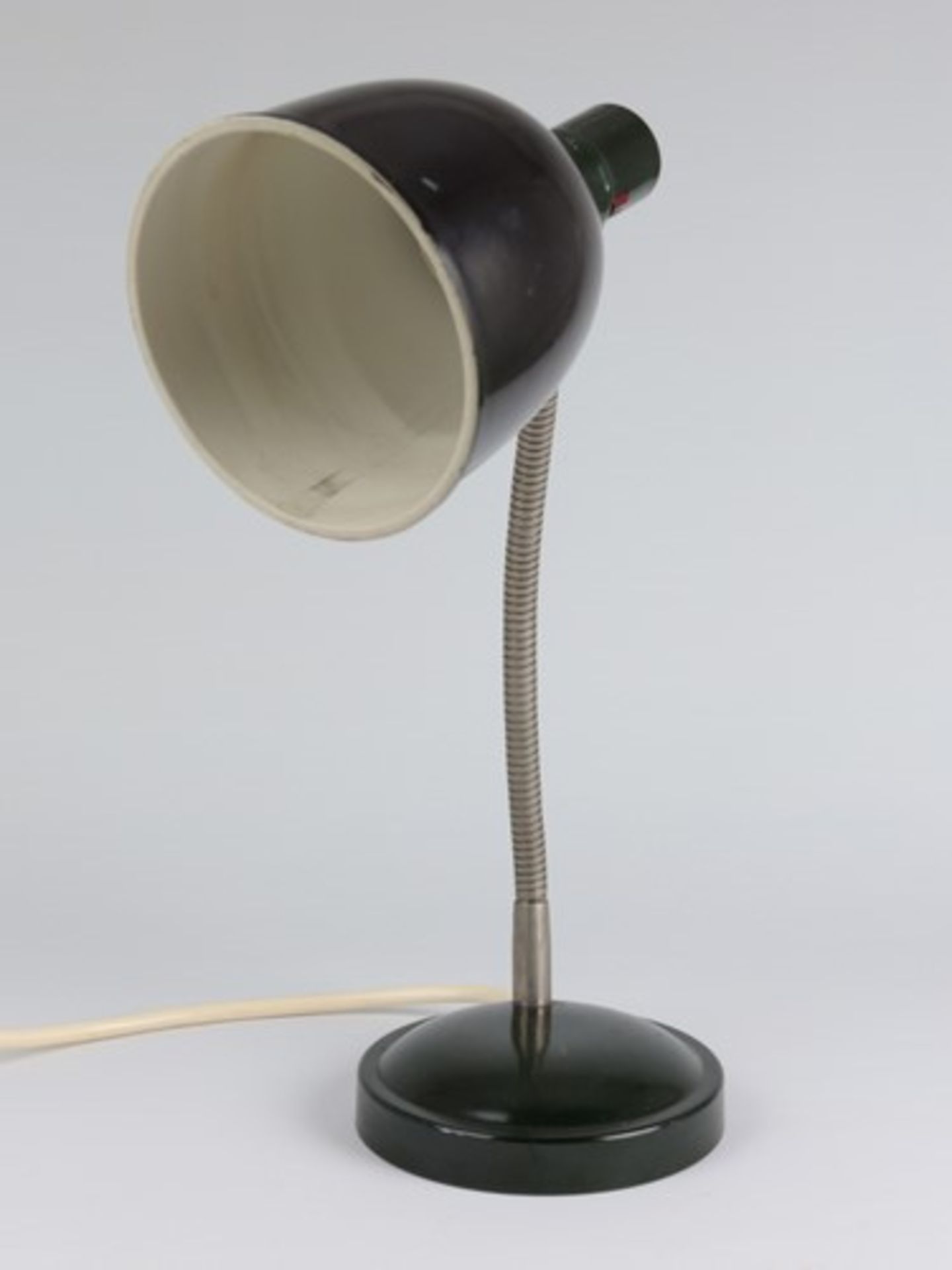 Tischlampeum 1920/30, Metall/Bakelit, dunkelgrün gefasst, einflammig, runder Stand, biegbarer - Image 4 of 5