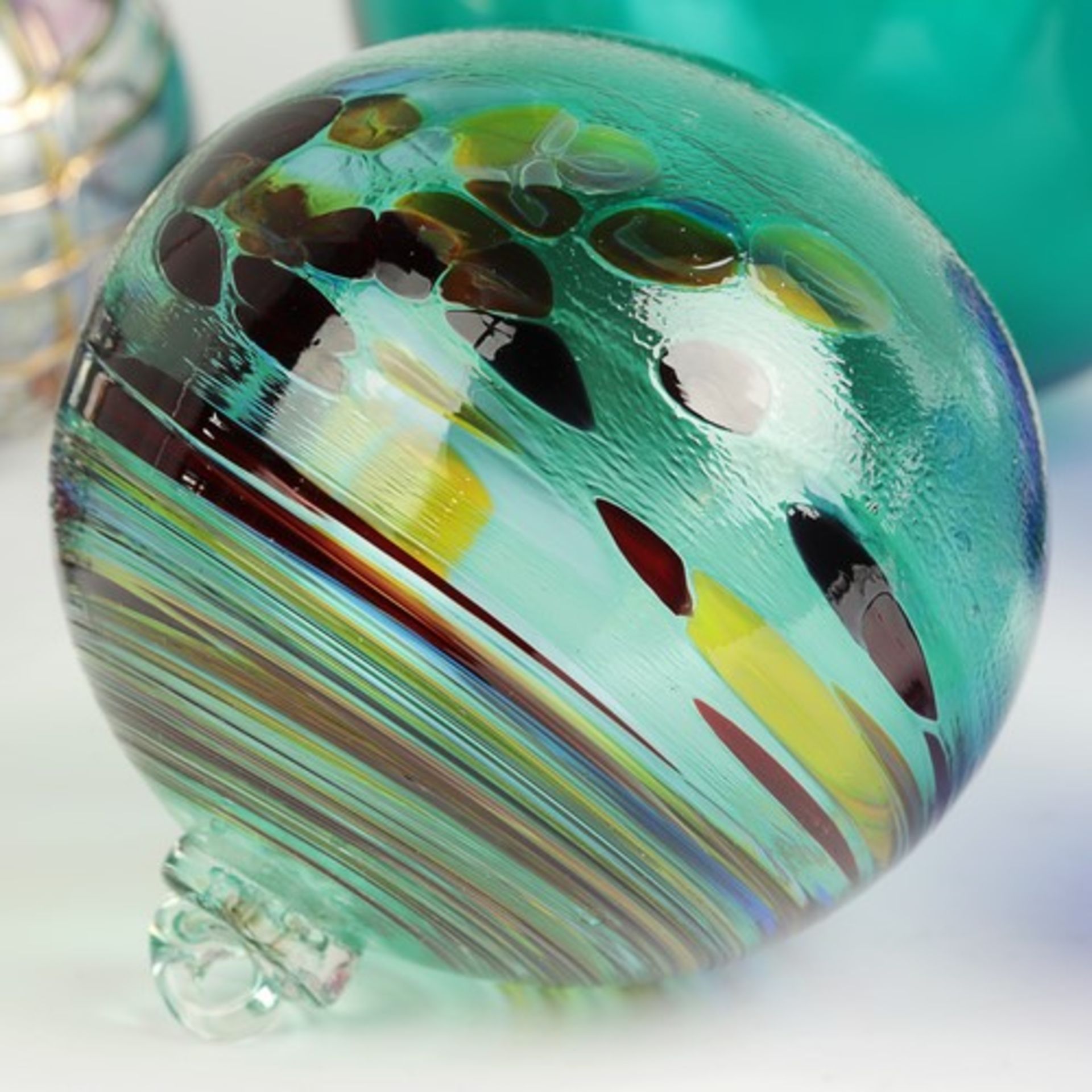 Konvolut - Glaskugeln7 St., farbloses u. polychromes Glas, hohlgeblasene Glaskugeln m. kl. - Bild 3 aus 3