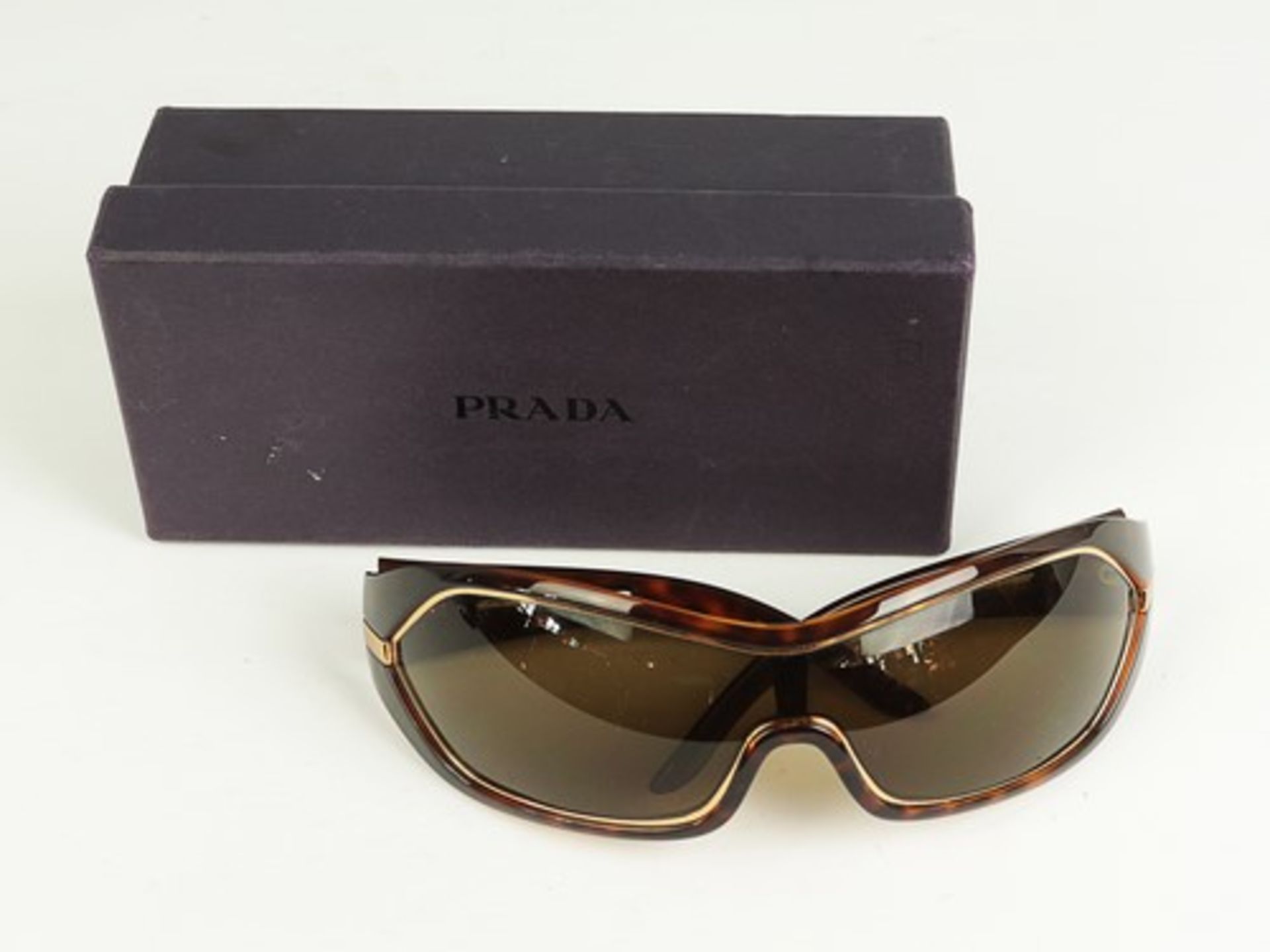 Prada - Sonnenbrilleschildpattfarbener Kunststoff, goldfarbene Zierleiste, verbundene gebogene
